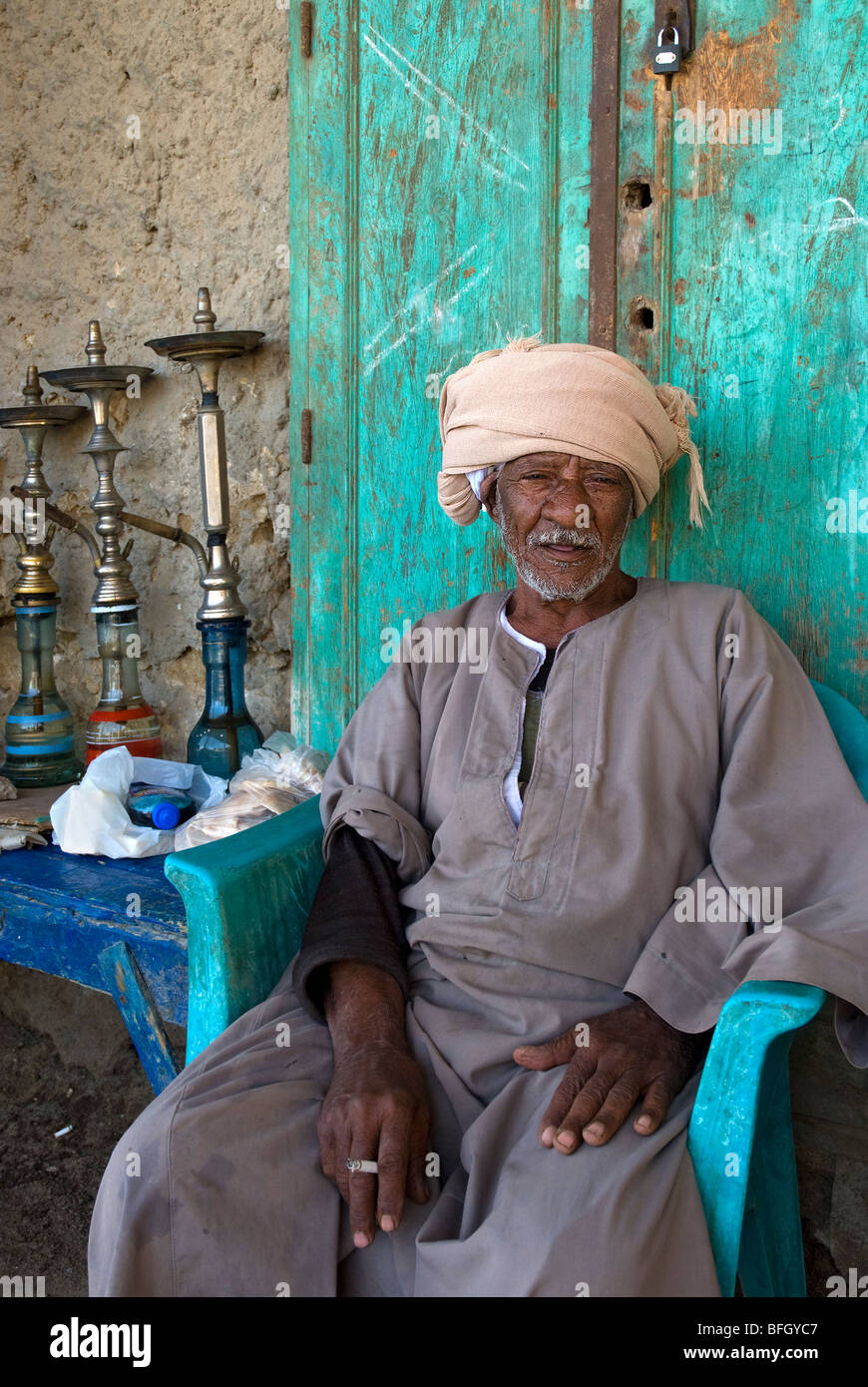 Hombre local que ofrece shisha de agua, el Quseir, Marsa Alam, Mar Rojo, Egipto, África del Norte Foto de stock