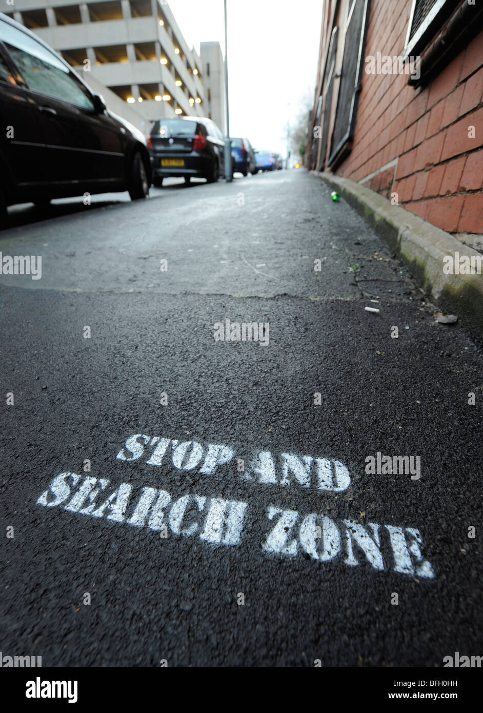 Detener y buscar signos de zona en una calle de pavimento en Birmingham, Reino Unido. Foto de stock