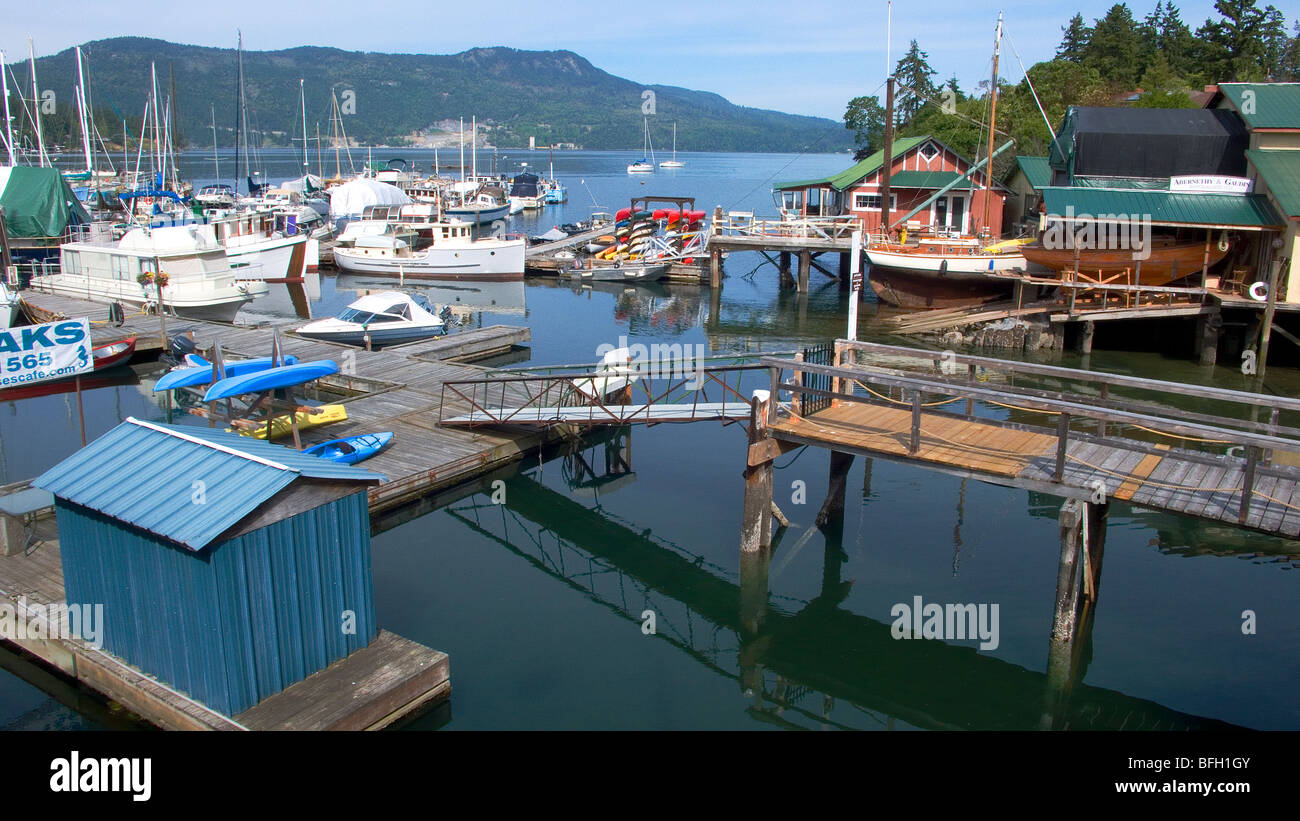 Barcos y marinas en Brentwood Bay en la isla de Vancouver's Saanich Inlet, British Columbia, Canadá. Foto de stock