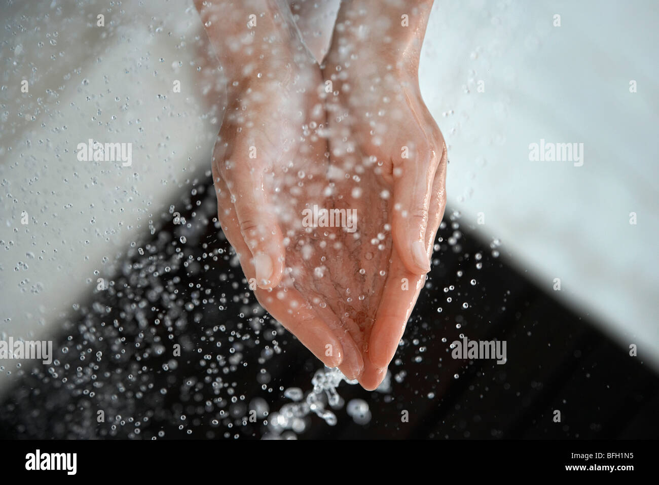 Mujer cogiendo agua en manos ahuecados, cerca de las manos, vista desde  arriba Fotografía de stock - Alamy