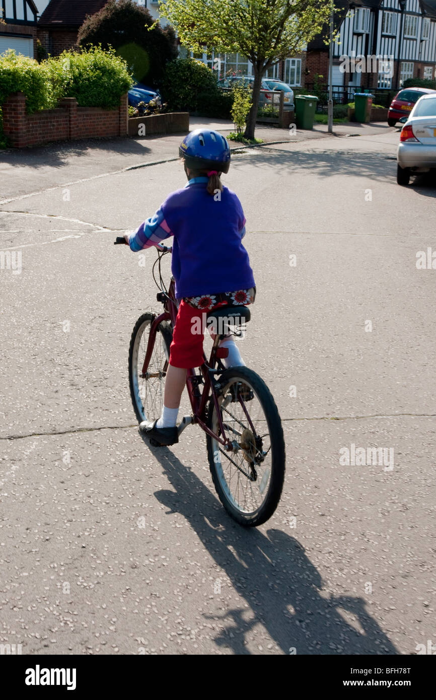 Niña en bicicleta por la carretera 10 años Fotografía de stock - Alamy