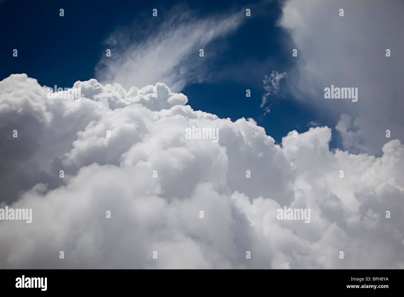 Nube Blanca contra el cielo azul Foto de stock