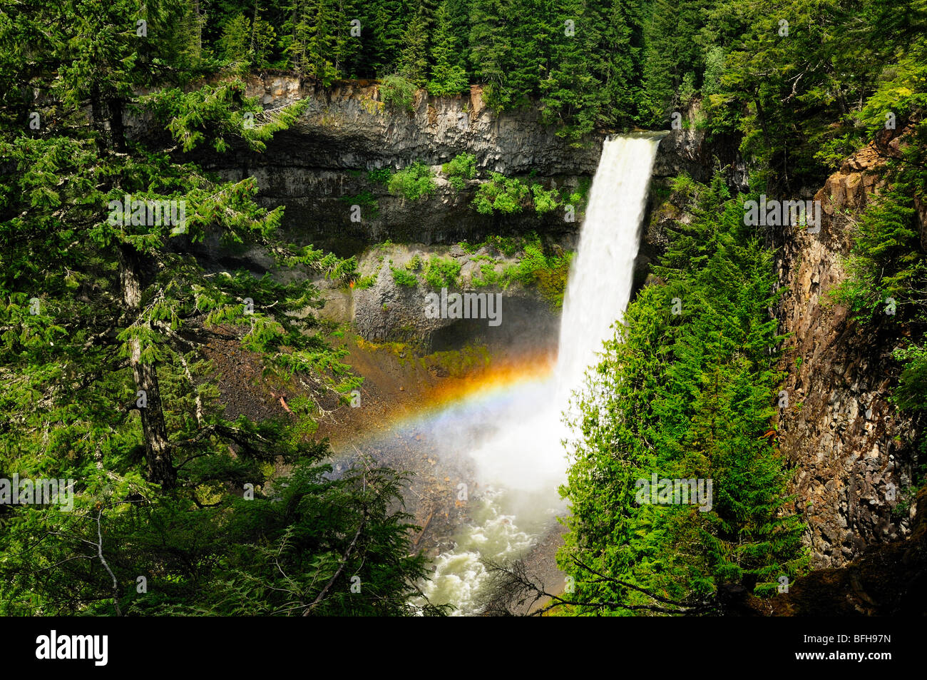 Cataratas Brandywine con arco iris en Brandywine Falls Provincial Park entre Squamish y Whistler