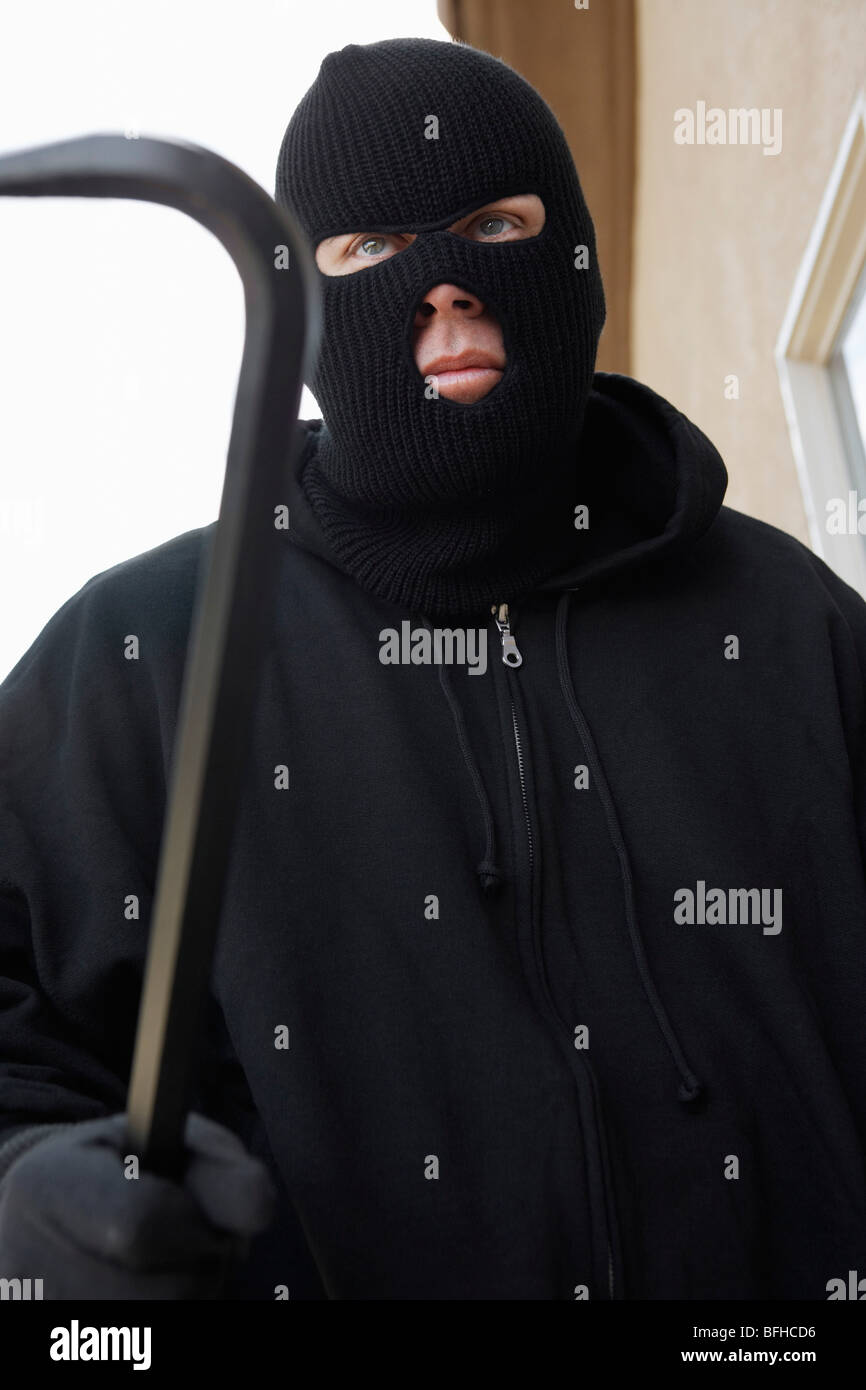 Hombre vestido con pasamontañas y manteniendo una palanqueta Fotografía de  stock - Alamy