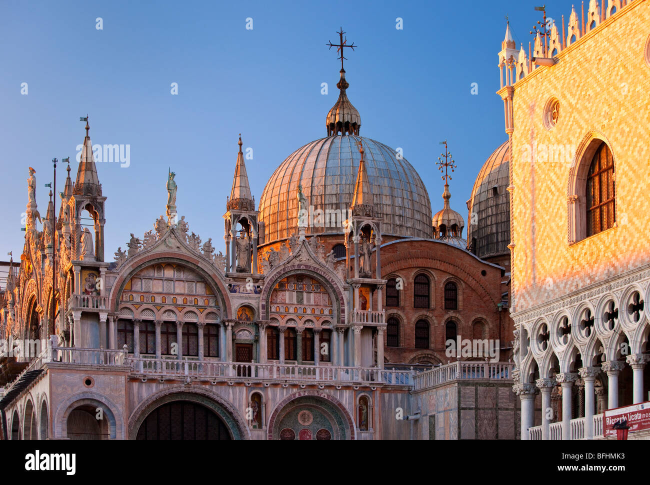 Cálido resplandor de la puesta de sol en la arquitectura detallada de la basílica de San Marcos en Venecia, Véneto Italia Foto de stock