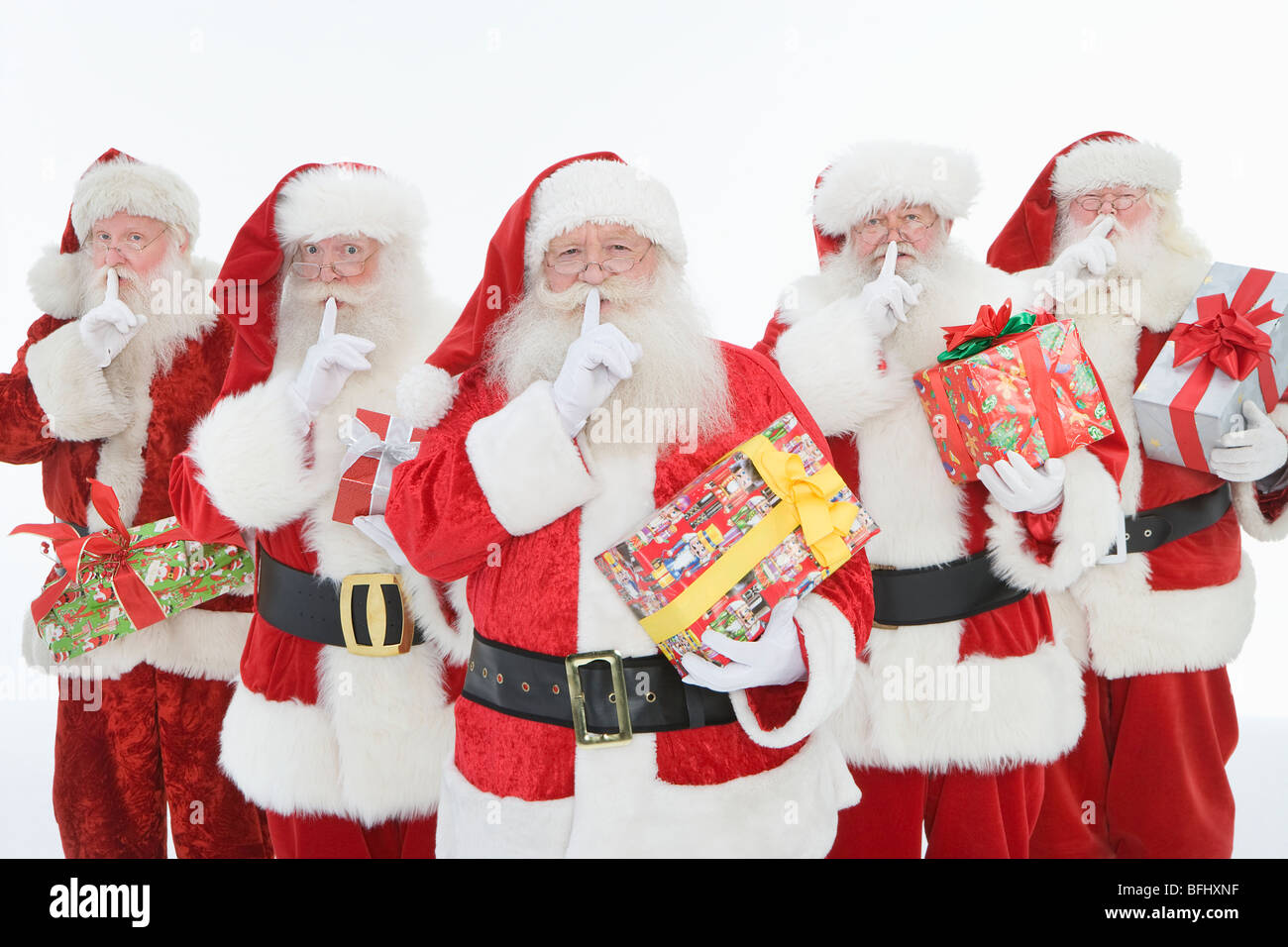 Un grupo de hombres vestidos de Santa Claus sosteniendo regalos Fotografía  de stock - Alamy