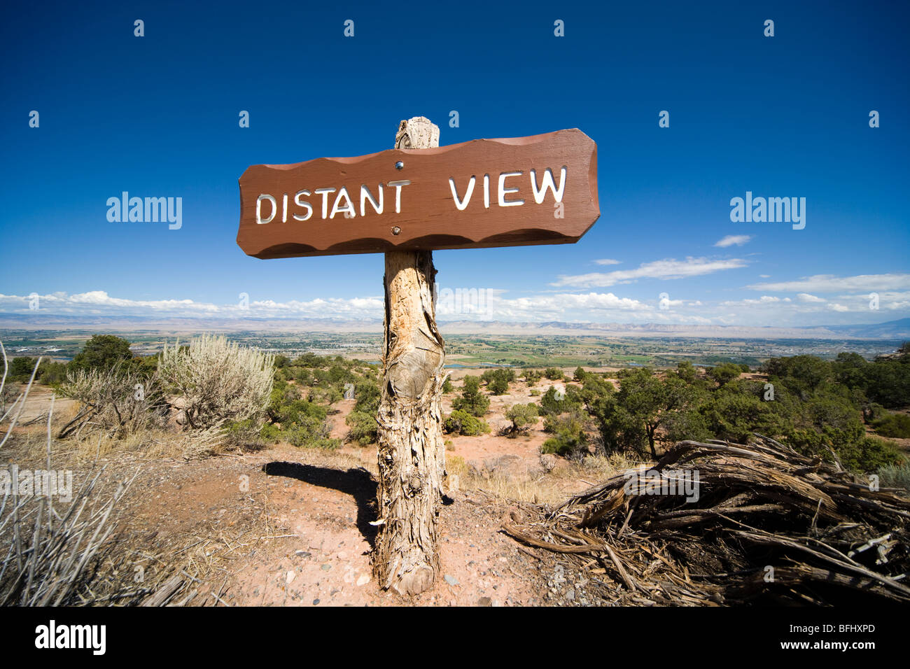 Vista lejana viewpoint en el Rim Rock duro Scenic desviación en el Monumento Nacional de Colorado. CO Colorado USA Foto de stock