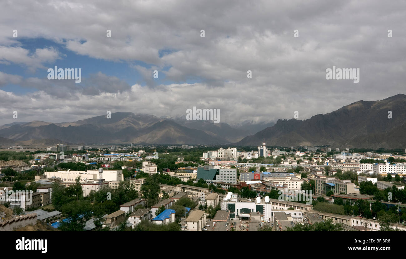 Vistas de la ciudad de Lhasa desde el Palacio Potala Foto de stock