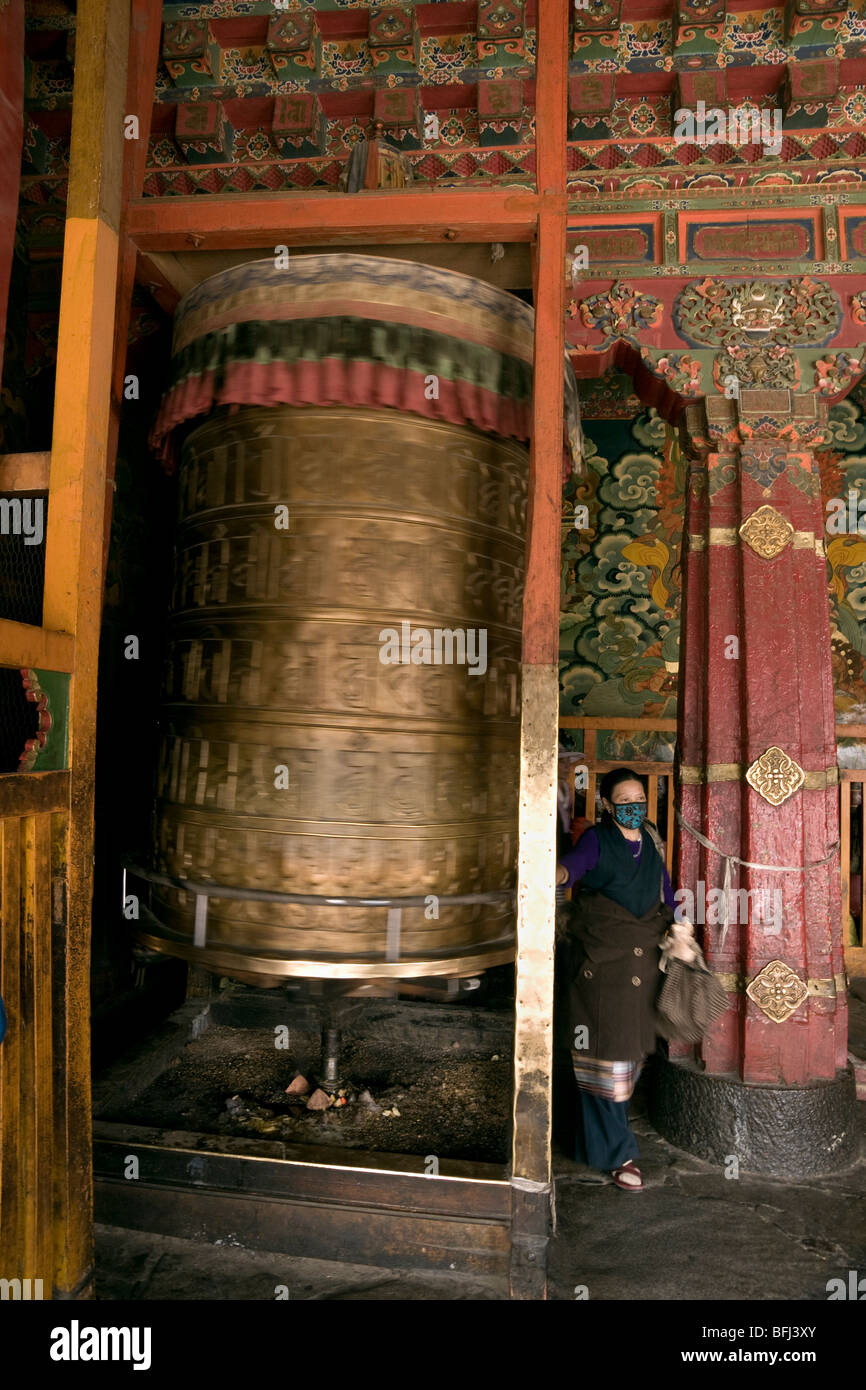 Peregrino budista tibetano girando la rueda de oración en el Jokhang Foto de stock