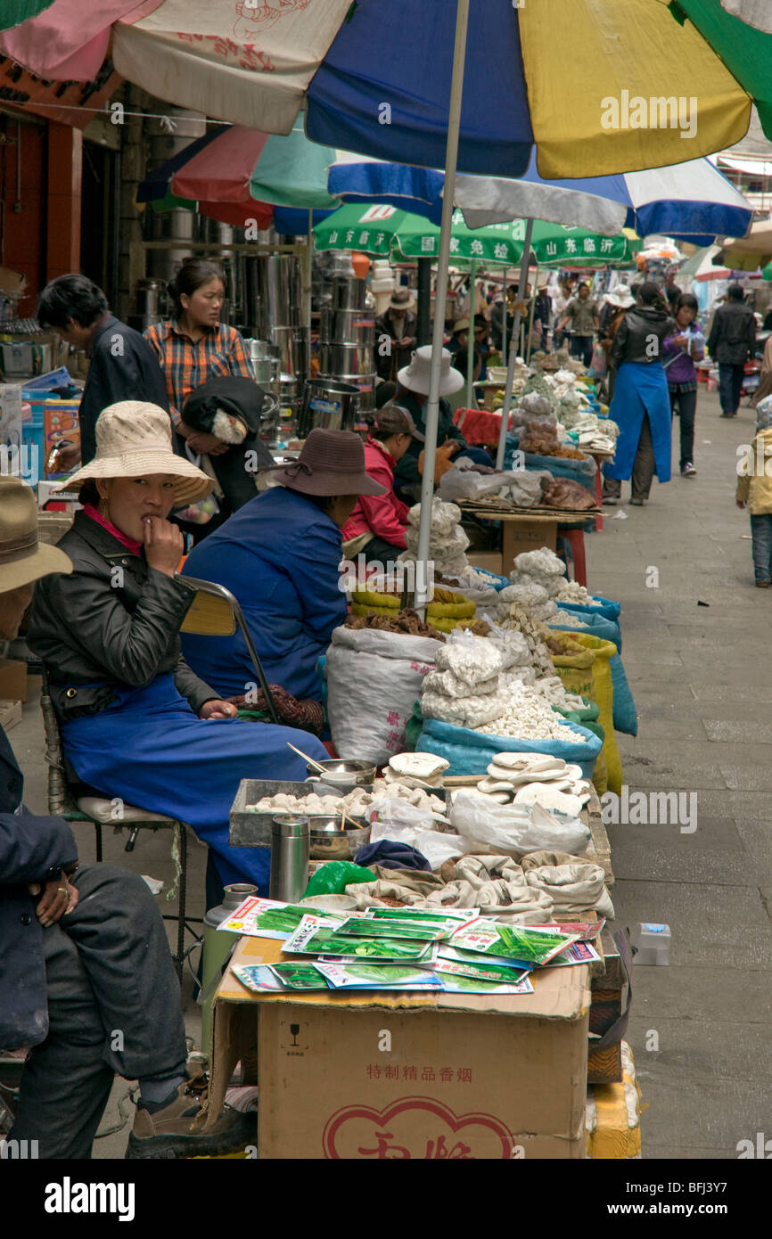 En el mercado de la calle en el viejo barrio Tibetano de Lhasa Foto de stock
