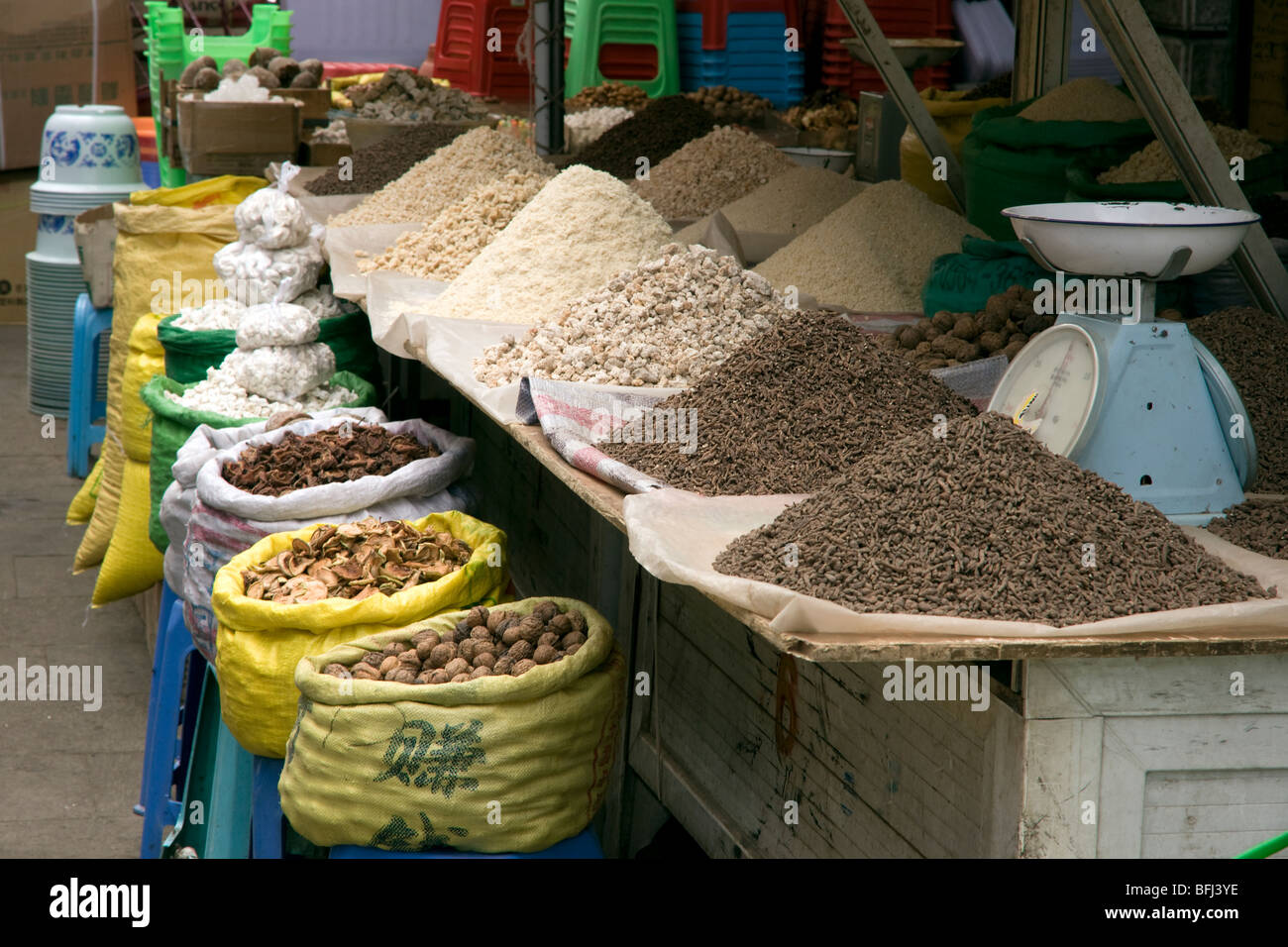 Puesto en el mercado en el casco antiguo de Lhasa vendiendo productos locales tuercas Foto de stock