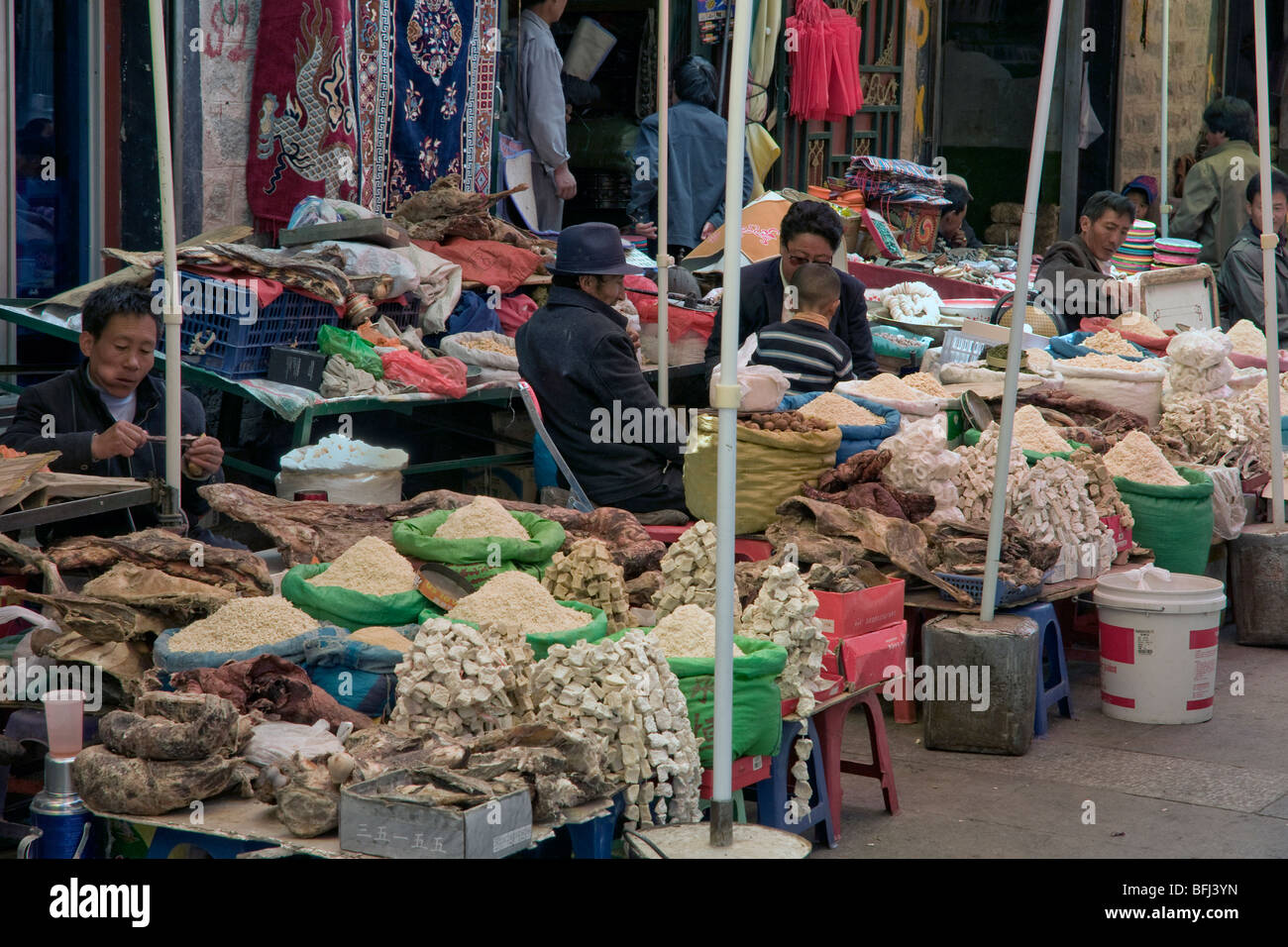 Puestos de mercado y los comerciantes tibetanos en el casco antiguo de Lhasa Foto de stock