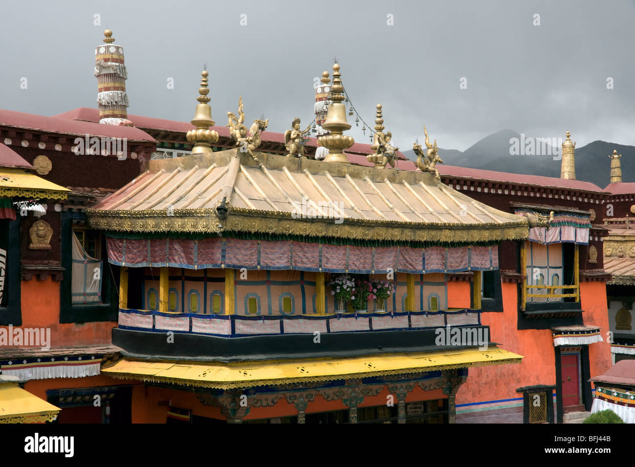 Templo budista tibetano con techo de oro en el Jokhang en Lhasa Foto de stock
