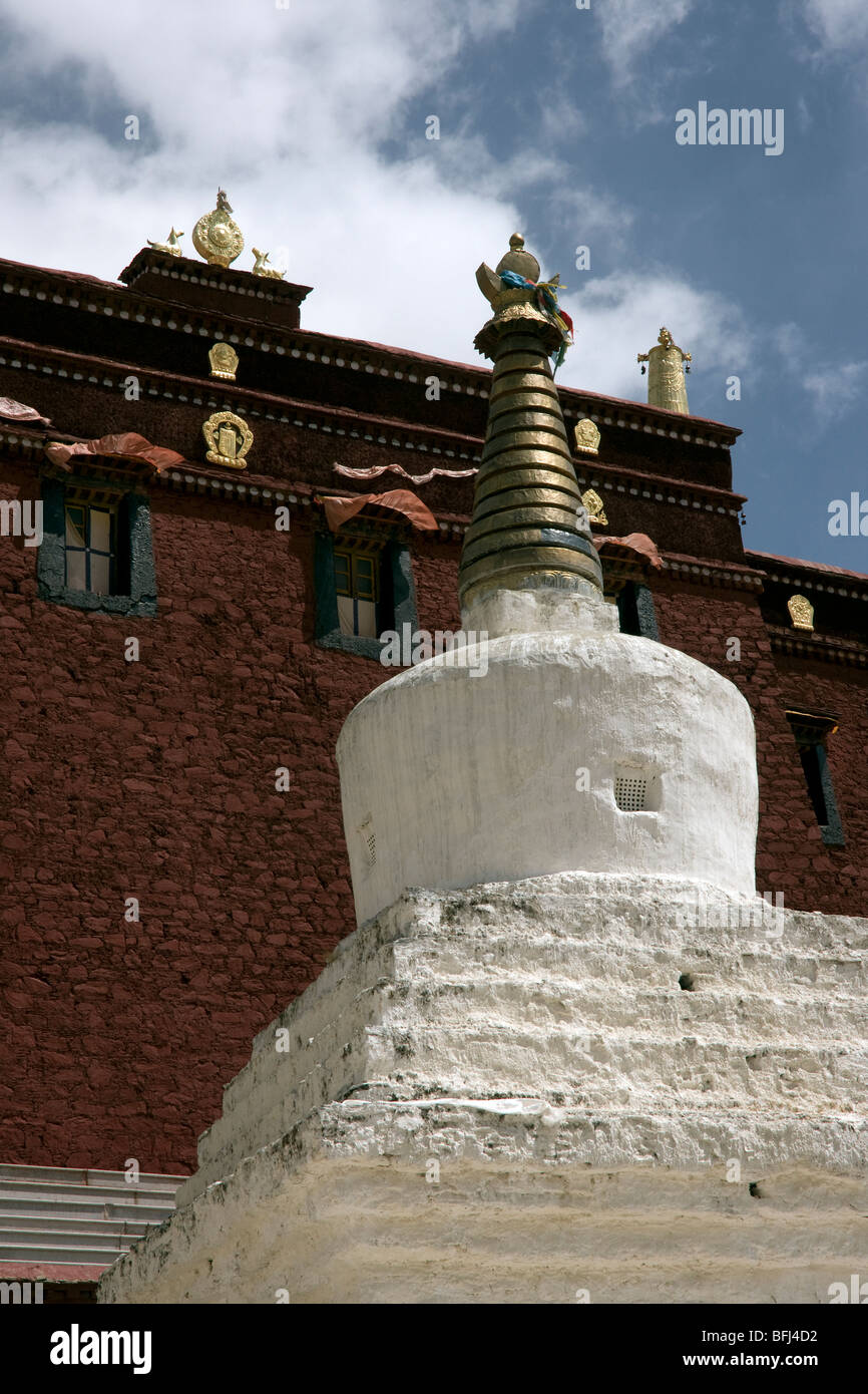 El monasterio de Ganden gelugpa mostrando stupa o chorten Foto de stock