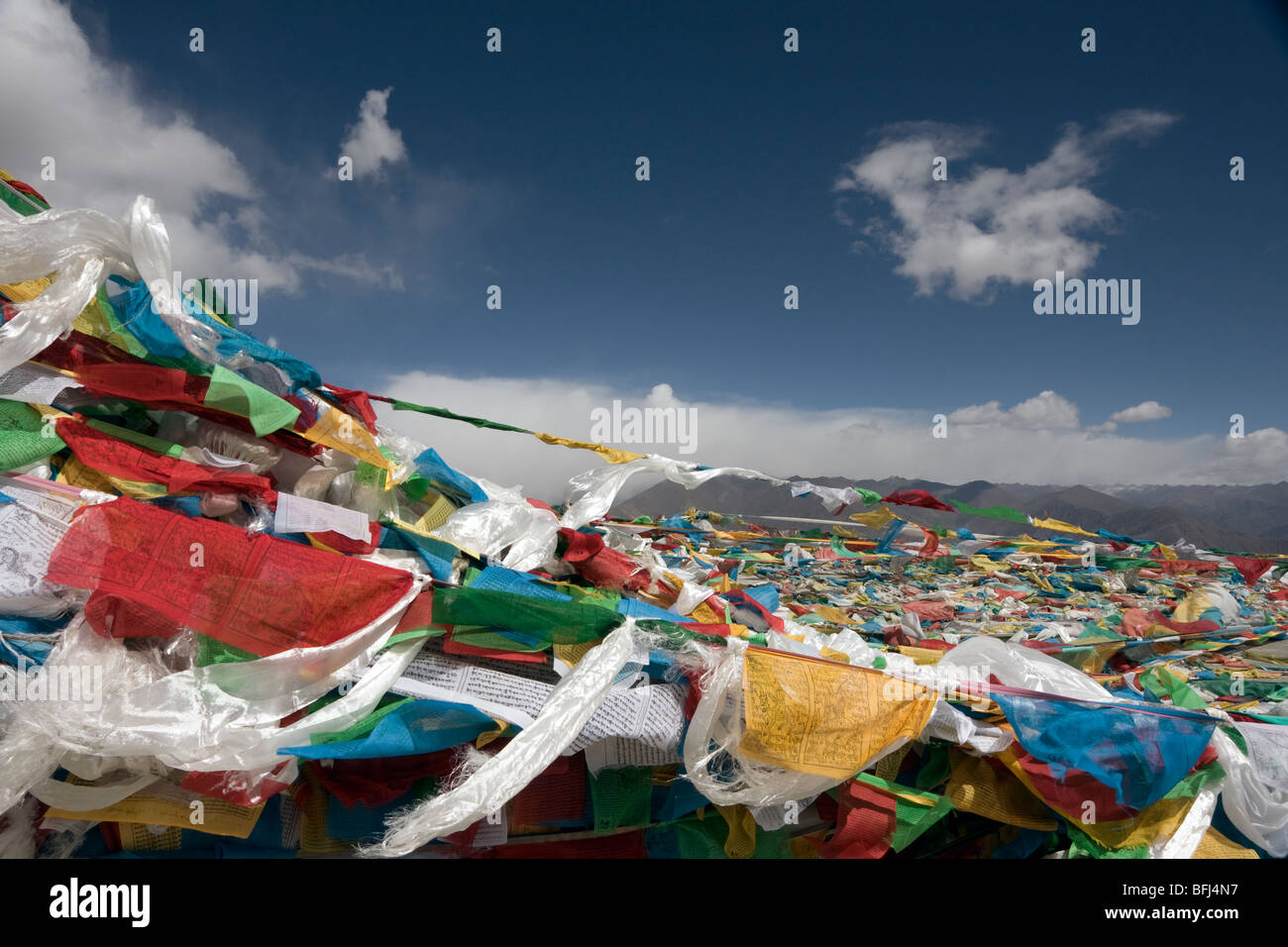 Banderas de oración en la cumbre de la kamba la pass en el Tíbet, con montañas en la distancia Foto de stock