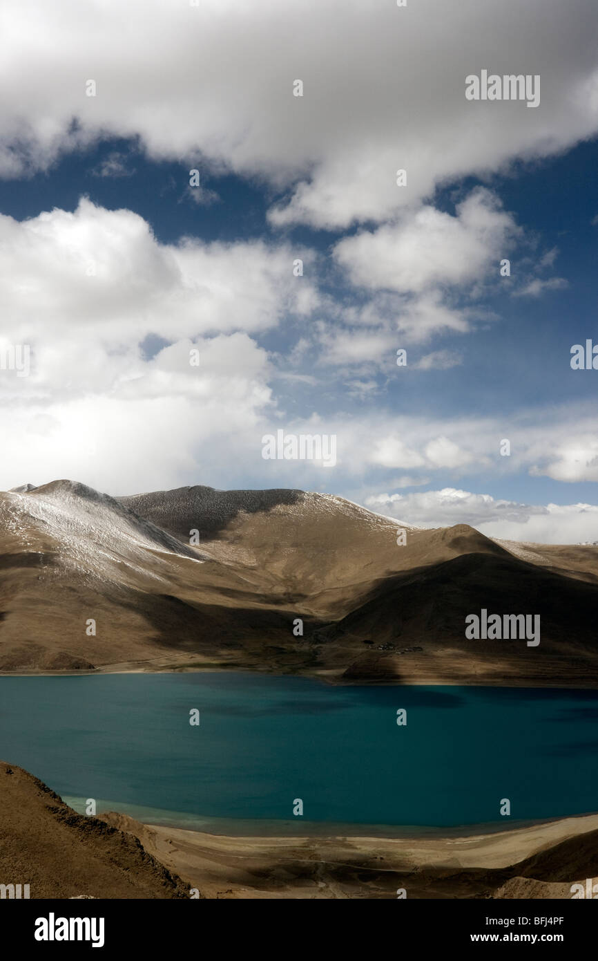 Turquesa del lago Yamdrok Tso o kamba desde la pasada en Tíbet Foto de stock