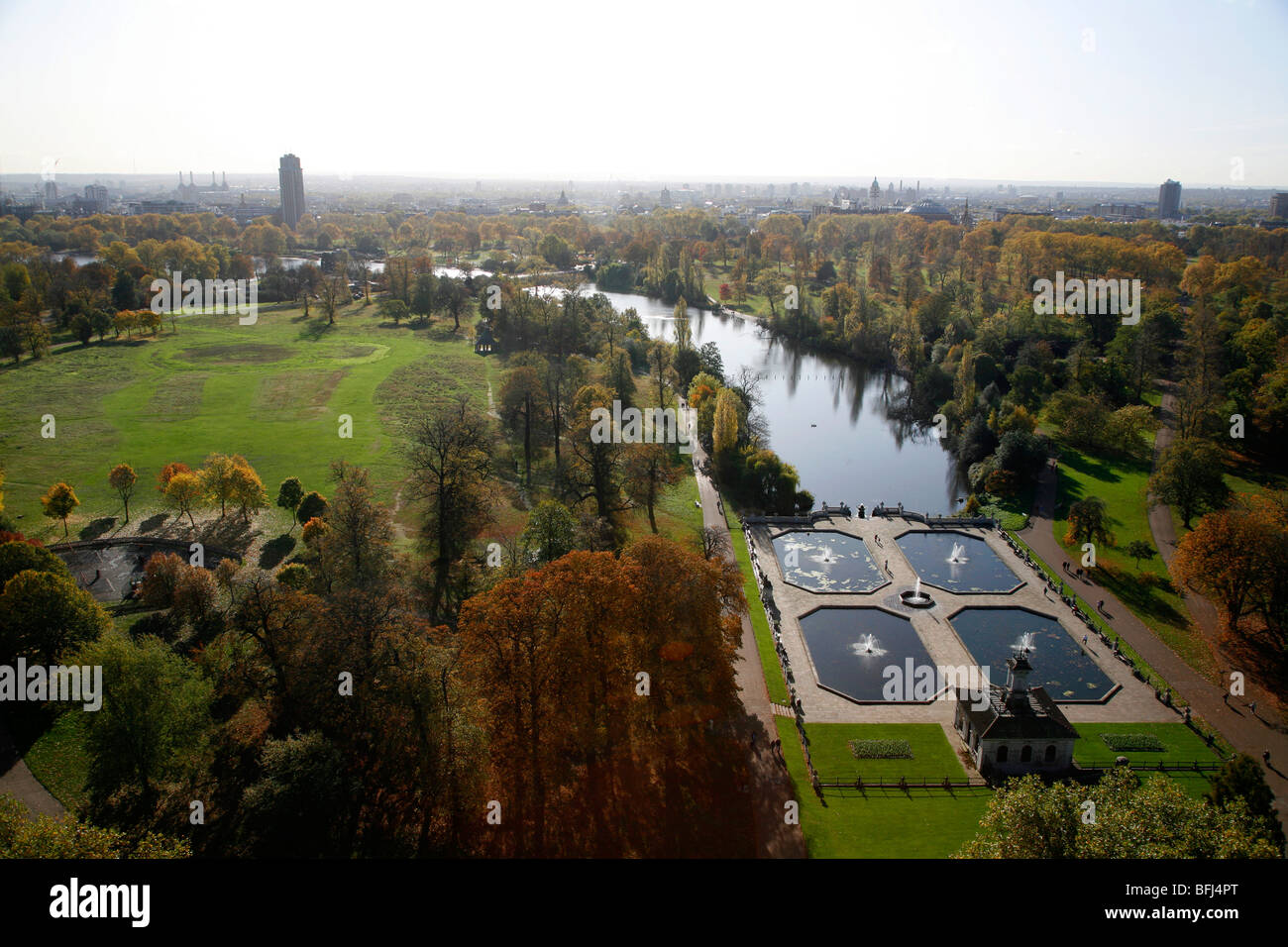 Vista aérea de las fuentes italianas y la serpentina, Hyde Park y Los Jardines de Kensington, Londres, Reino Unido. Foto de stock
