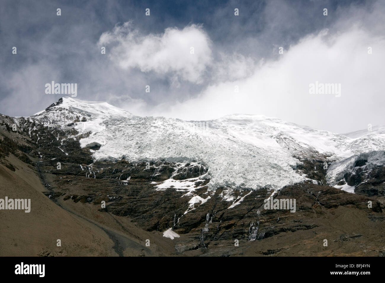 Montañas cubiertas de nieve en el Tíbet karo la pass en el camino a gyantse Foto de stock