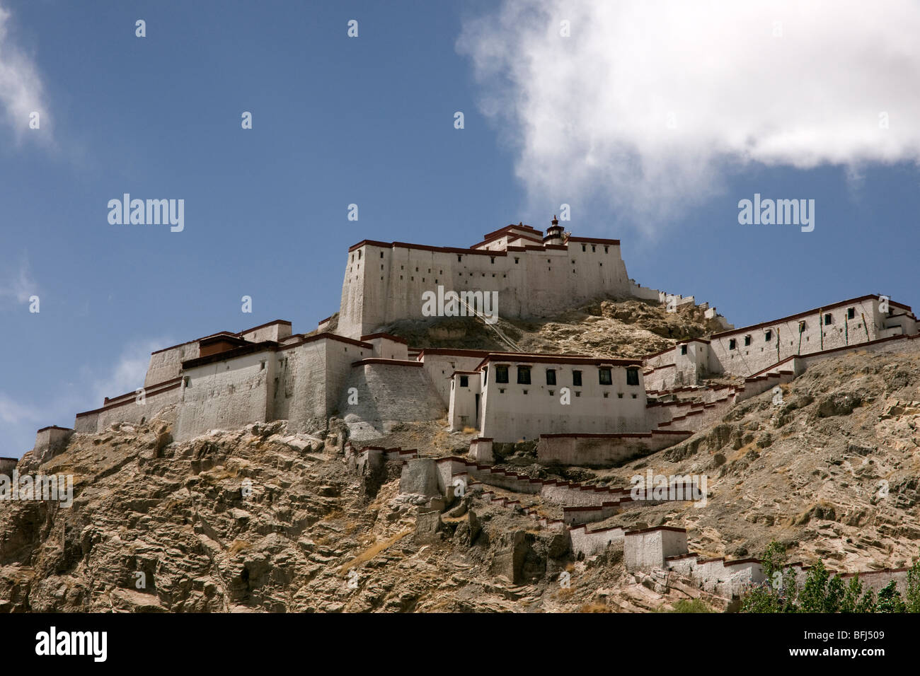 El gyantse dzong desde la ruta en el camino hacia arriba Foto de stock