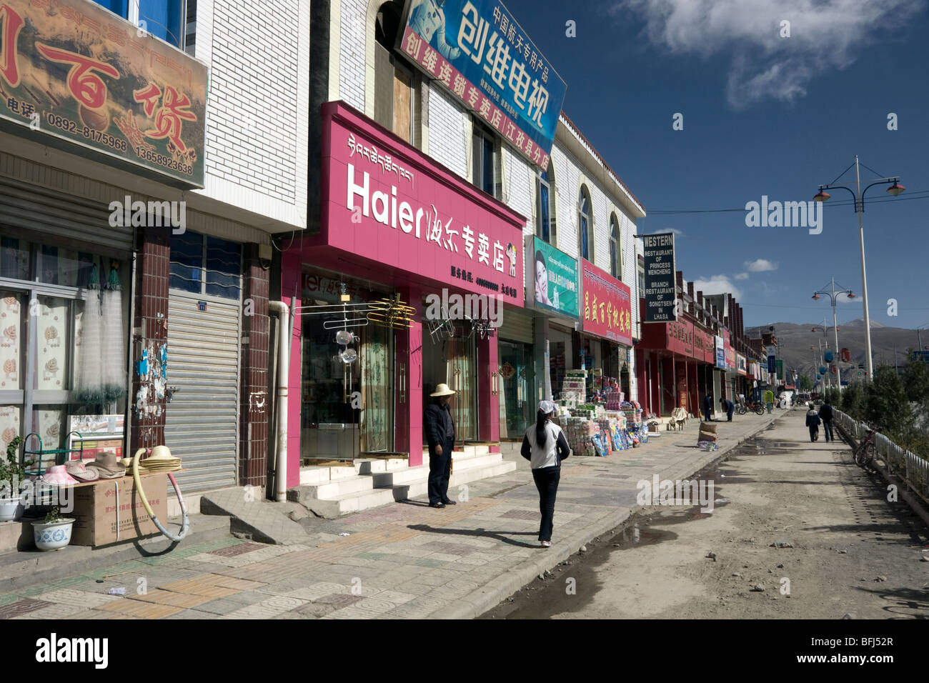 Calle típica en tibet gyantse mostrando nuevo desarrollo chino Foto de stock