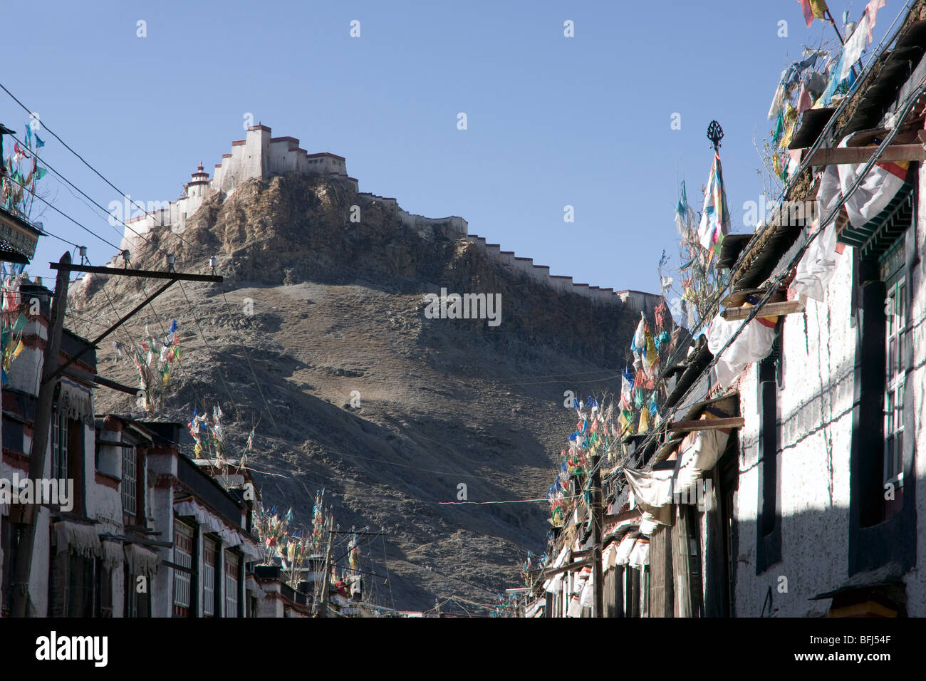 Vista de la gyantse dzong desde la antigua aldea zona Foto de stock