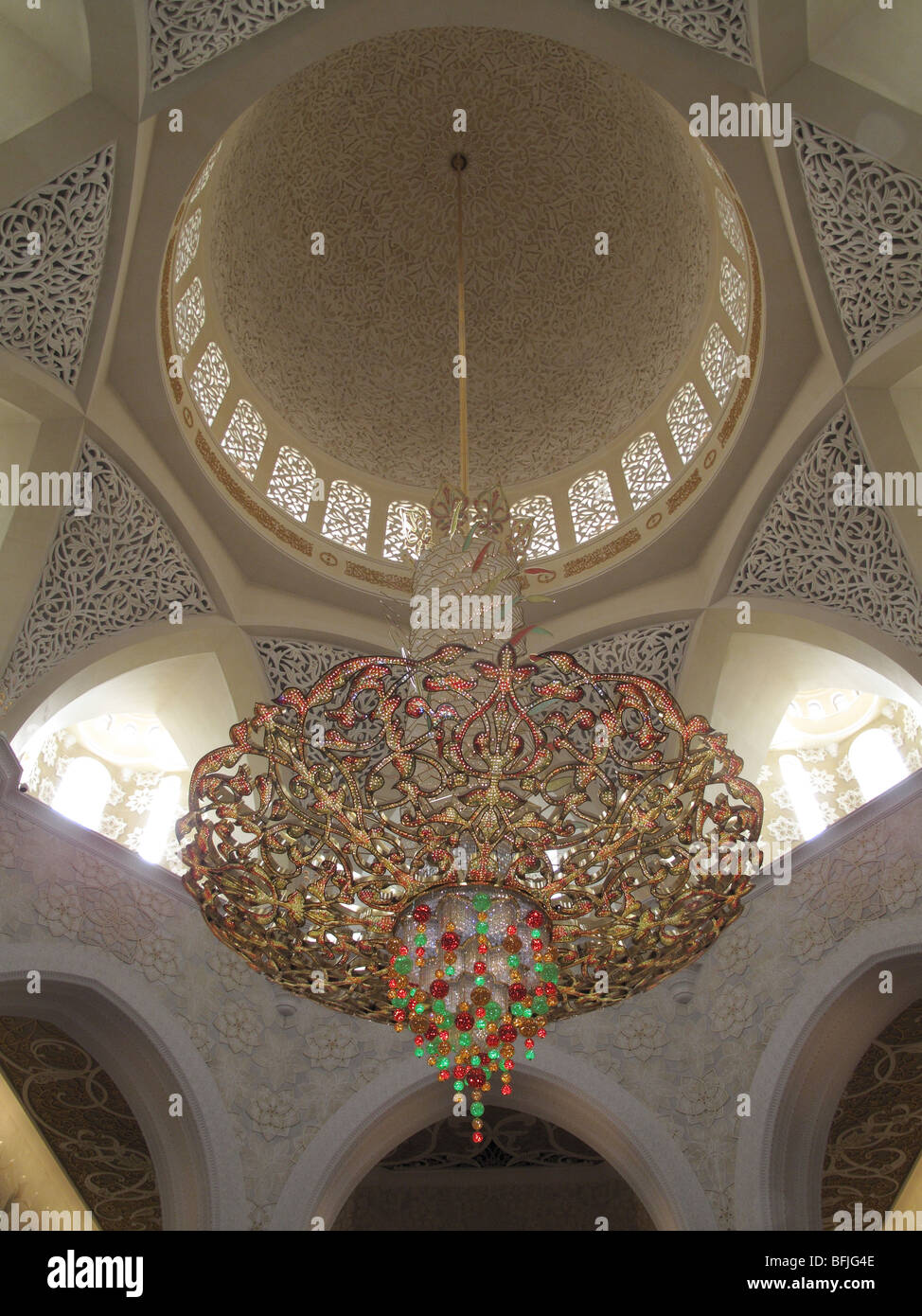 Una gran araña de la cúpula principal del Jeque Zayed Bin Sultan Al Nahyan Mezquita Foto de stock