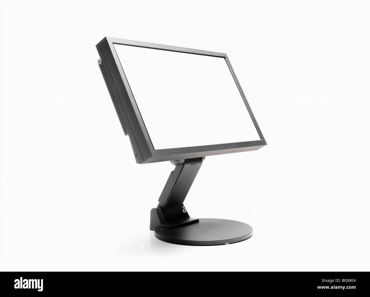 Vista de pantalla LCD (cristal líquido) monitor de ordenador aislado en  blanco - trazado de recorte Fotografía de stock - Alamy