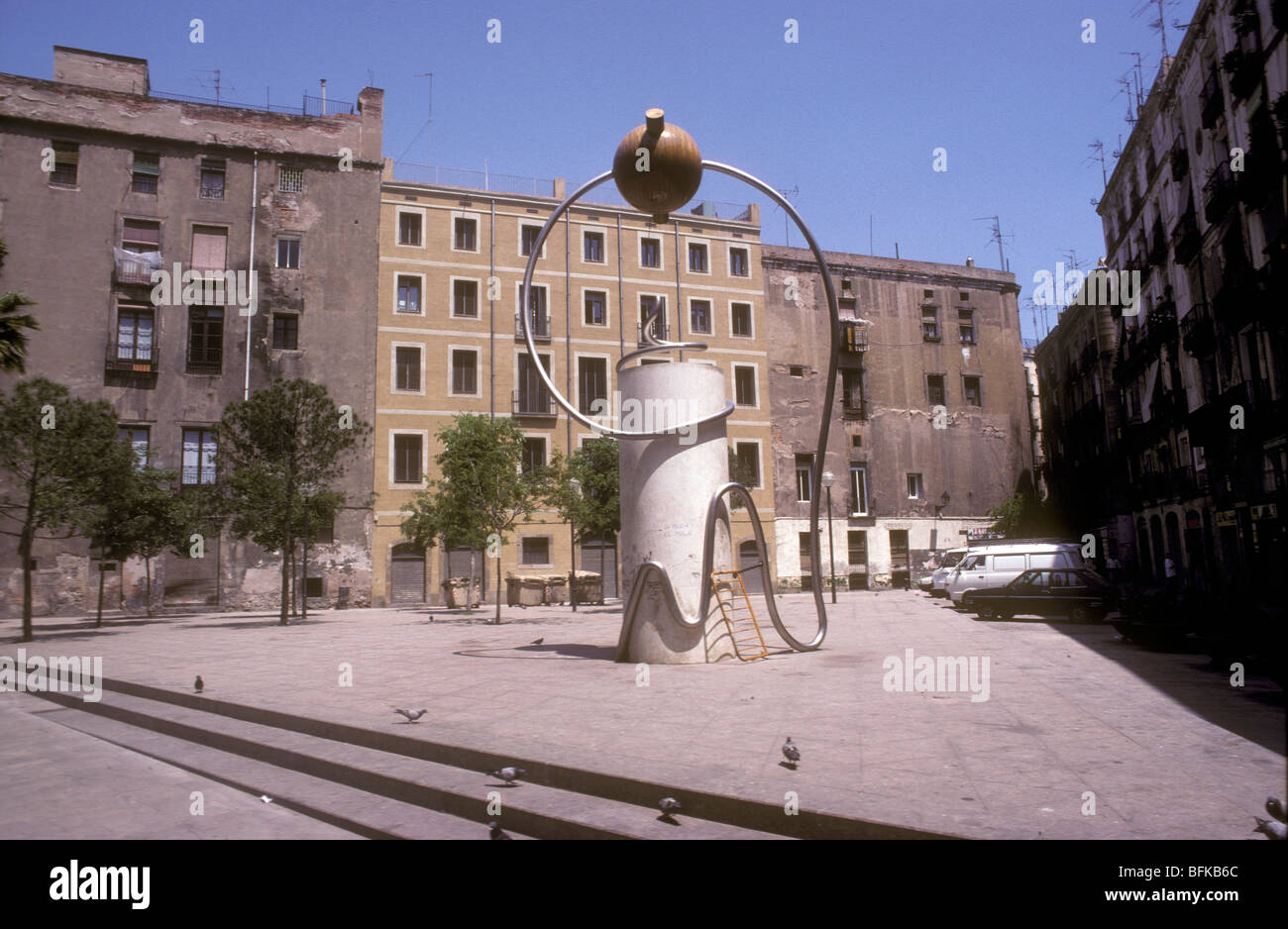 Arte en la calle mostrando el viejo juego de tomar un aro sobre una barra sin tocarlo, en un barrio residencial de Barcelona. Foto de stock