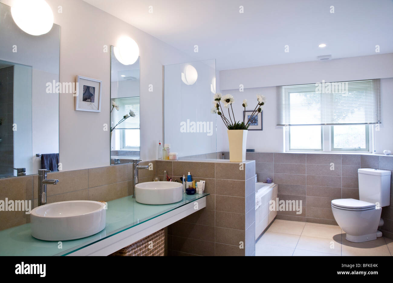 Un hotel contemporáneo y elegante con su batthroom y hers lavabos Foto de stock