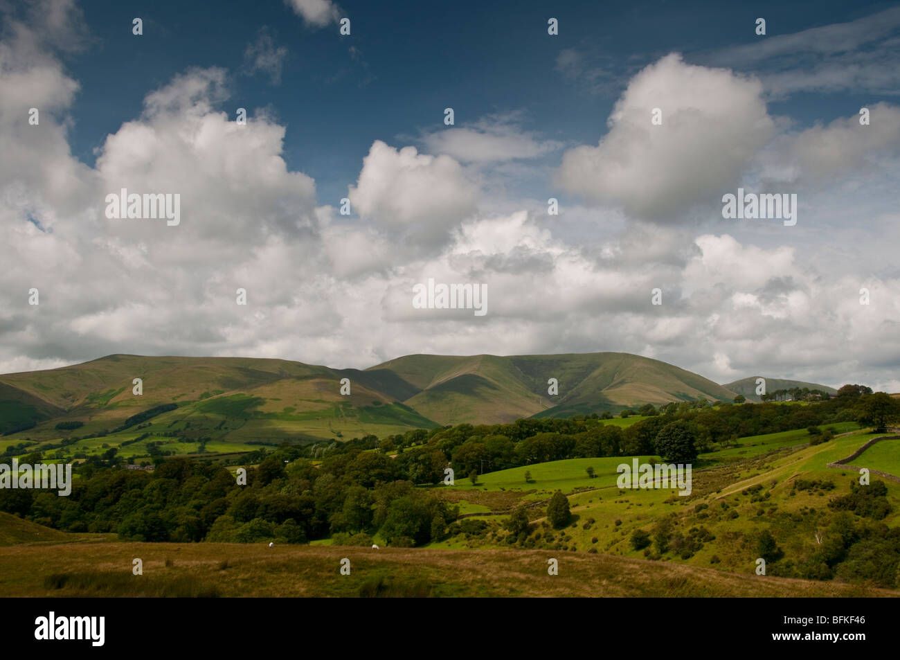Brant cayó, parte de los Páramos Howgill, visto desde un punto de vista en una de las carreteras en Sedbergh, Cumbria, Inglaterra. Foto de stock