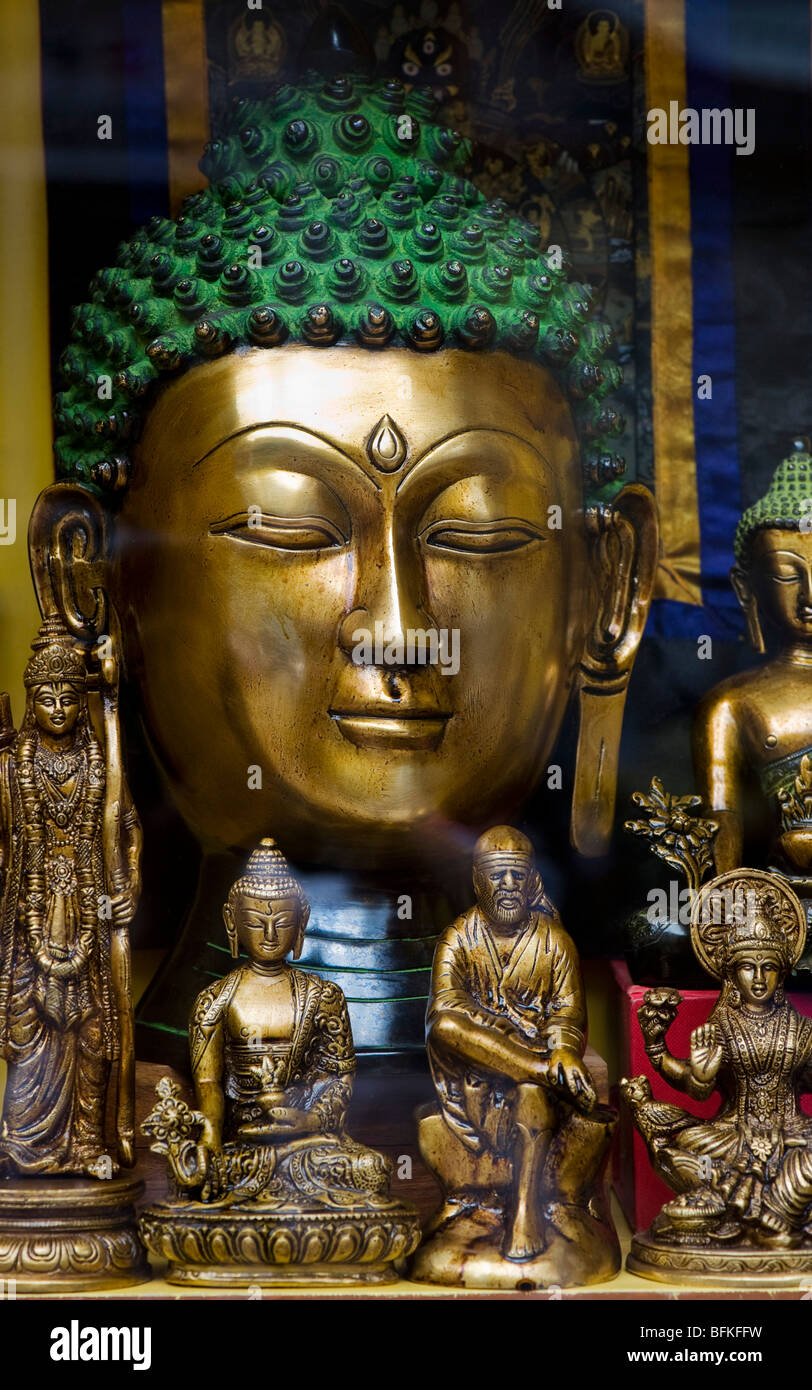 Estatuas de Buda y deidad Hindú estatuas en una ventana de la tienda india. En Andhra Pradesh, India Foto de stock