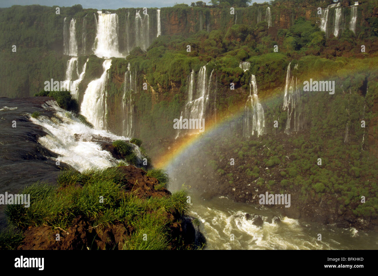 Arco iris en Iguazu Falls, en el estado de Paraná, Brasil, América del Sur. Foto de stock