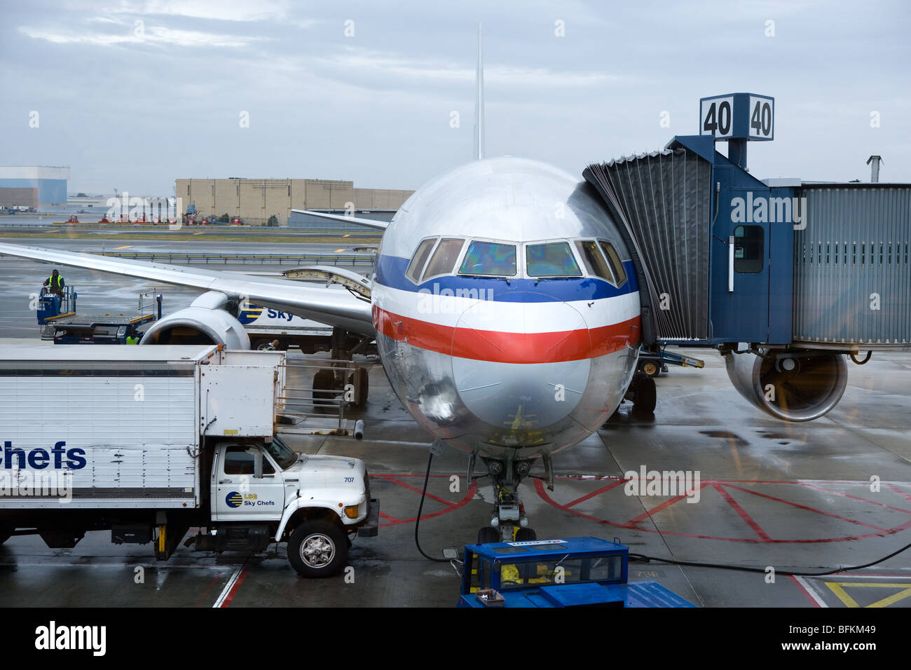Los pasajeros a bordo de un jet de US Airways en la ruta desde el aeropuerto  JFK de Nueva York a México en la pasarela como camiones de alimentos llevar  comida Fotografía