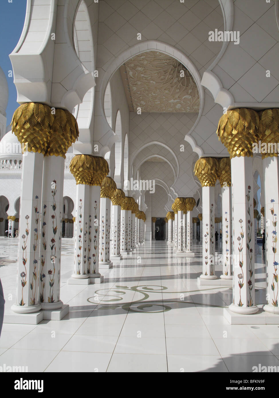 Pasarela de columnas y arcos de mármol blanco y al Jeque Zayed Bin Sultan Al Nahyan, la Mezquita Abu Dhabi Foto de stock