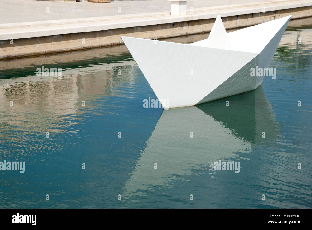 Escultura pública con forma de barco de papel sobre la costanera de La  Valetta Grand Harbour Fotografía de stock - Alamy