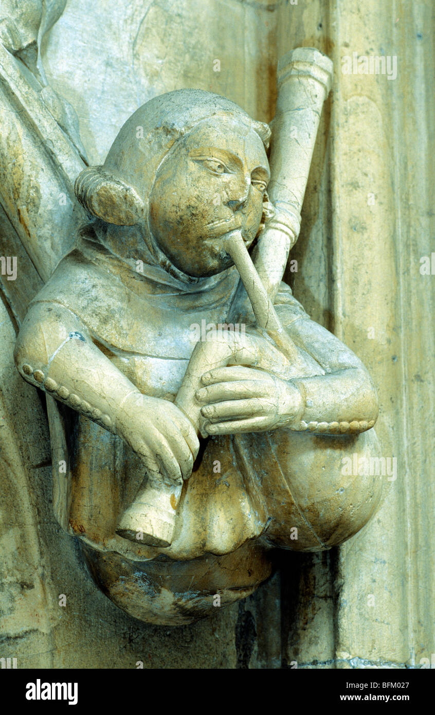 Beverley Minster, piedra tallada músico gaita gaitas música medieval instrumentos musicales instrumentos músicos Humberside Foto de stock
