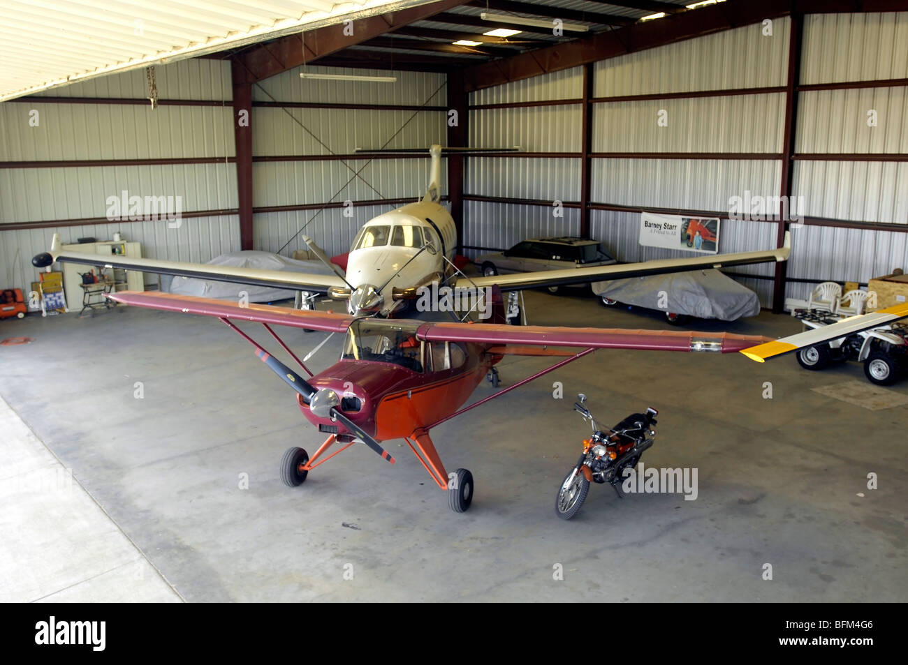 Dos aviones estacionados hangar de aviones privados en el sur de California Fotografía de - Alamy