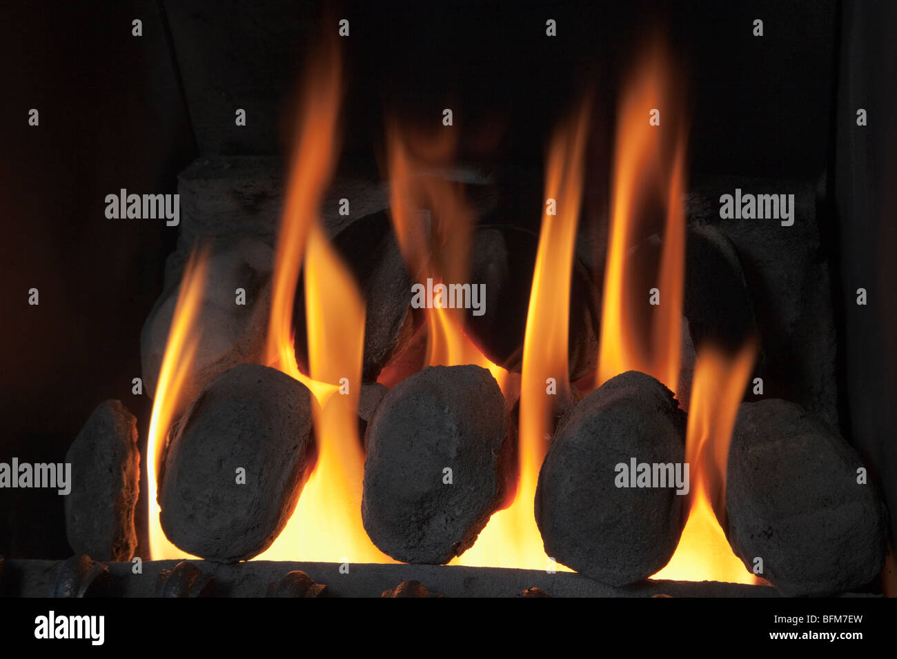 Cerca de un fuego de gas propano artificial con carbones ardiendo en una chimenea interna. Inglaterra, Reino Unido, Gran Bretaña Foto de stock
