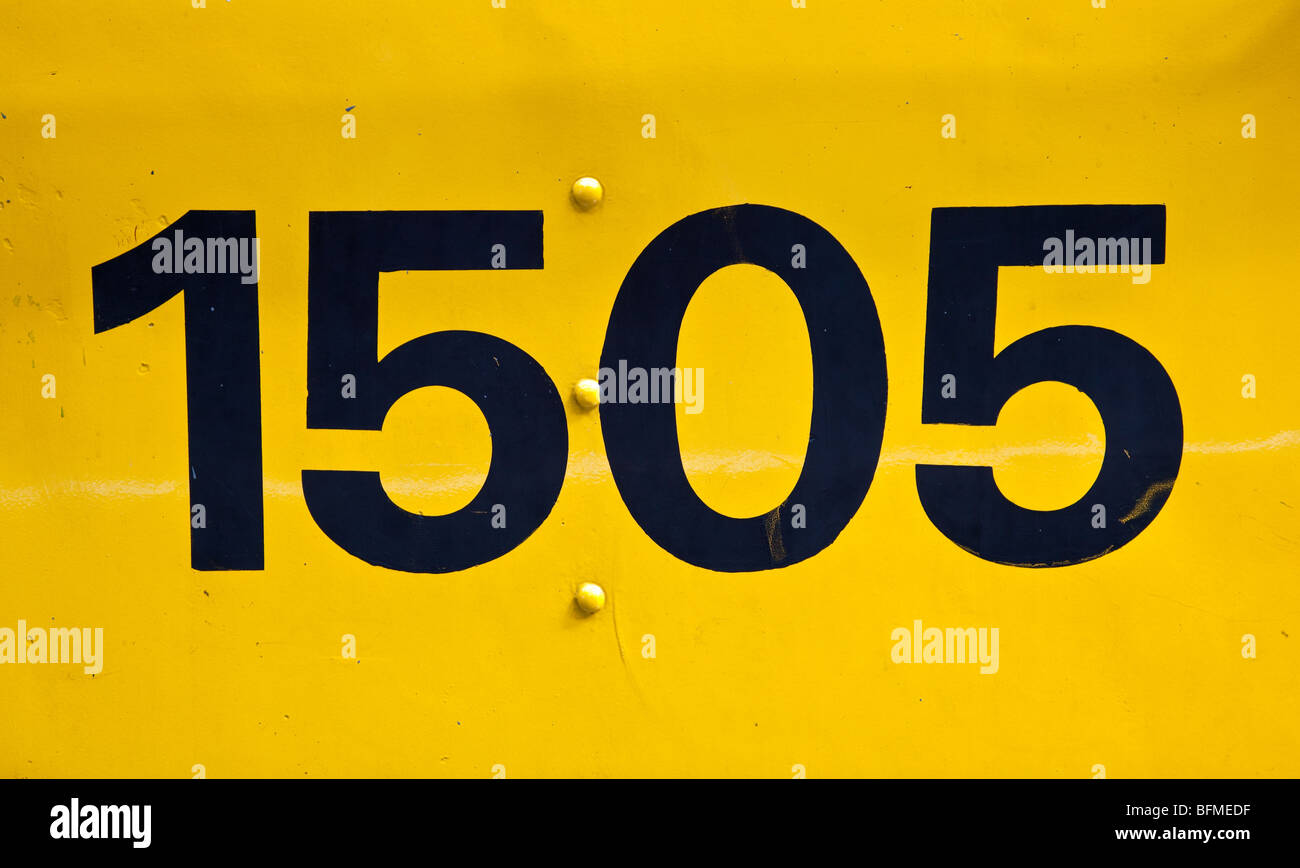 1505 (mil quinientos y cinco) Inscripción en el lateral de la locomotora Foto de stock