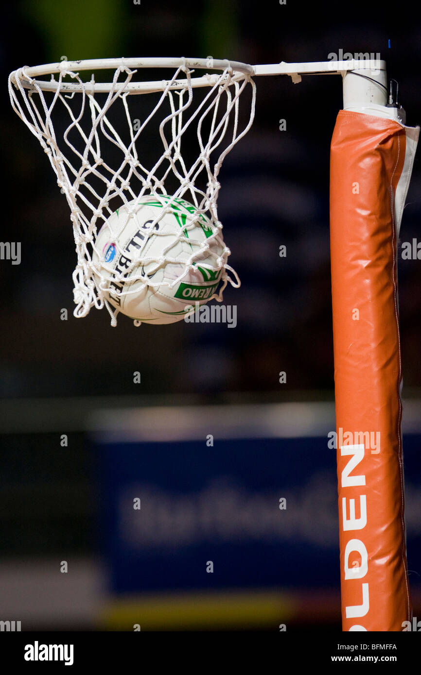 Netball en aro Foto de stock