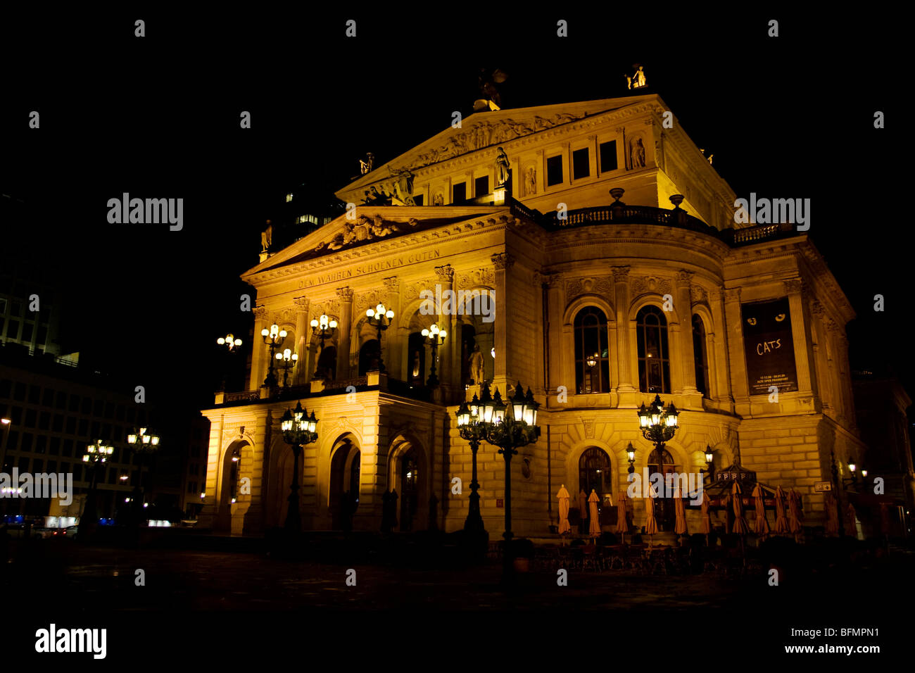 Die Alte Oper (Antigua Ópera) en Frankfurt am Main, Alemania en la noche Foto de stock