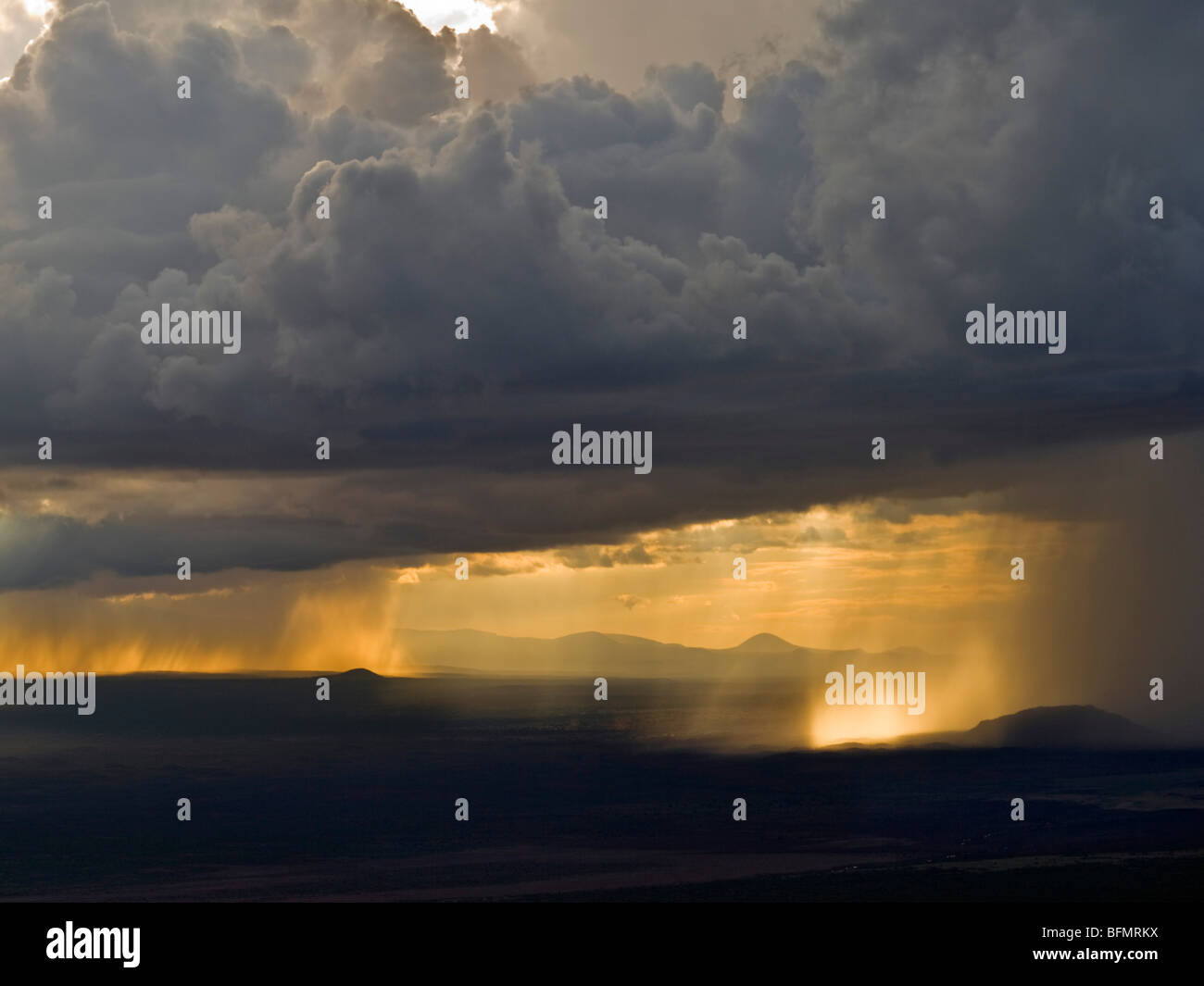 Las lluvias en las grandes llanuras abiertas entre las colinas de Chyulu y las colinas de Taita. Foto de stock