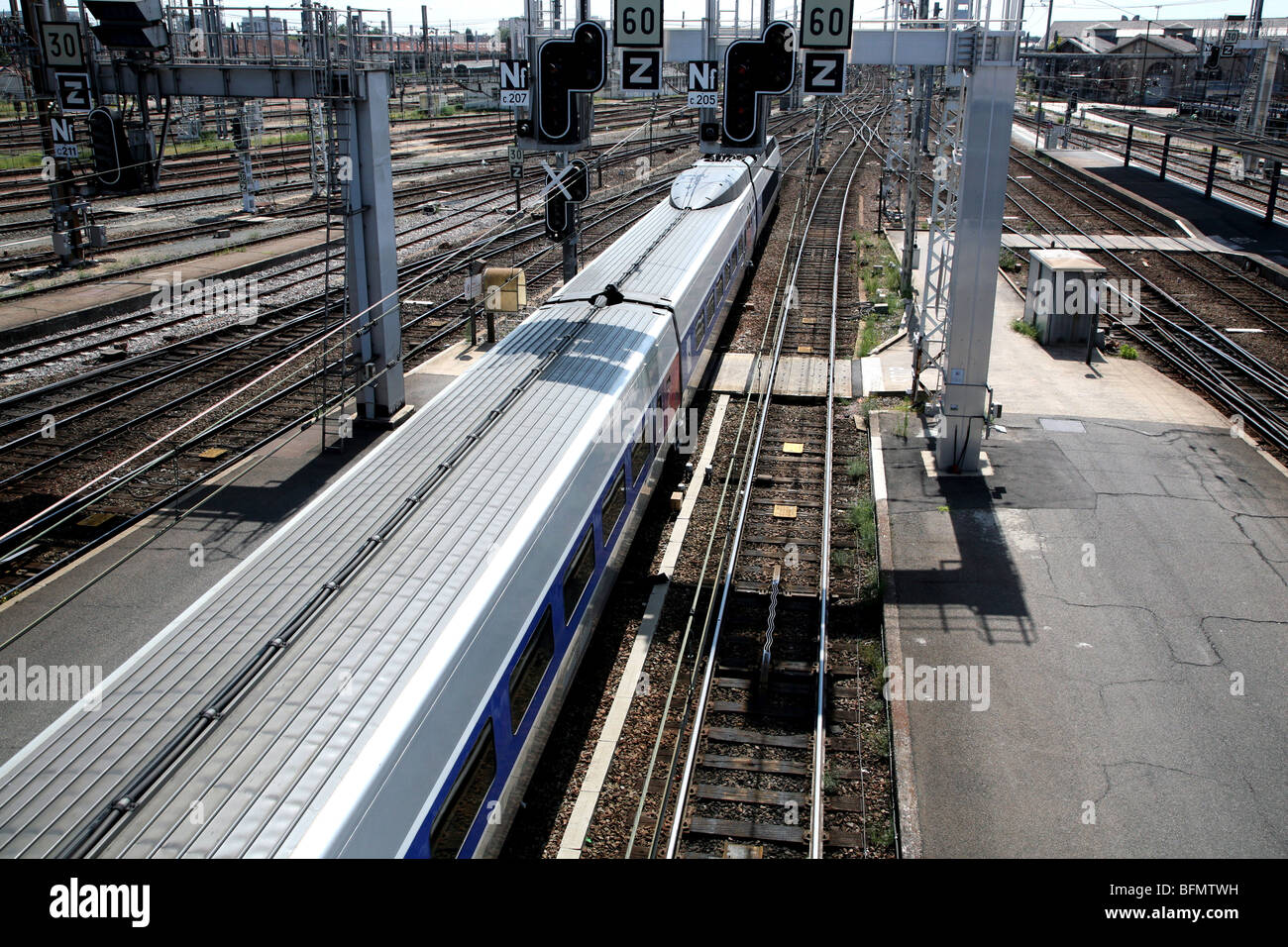 TGV tren sale de la estación de St Jean de Burdeos, Francia Foto de stock