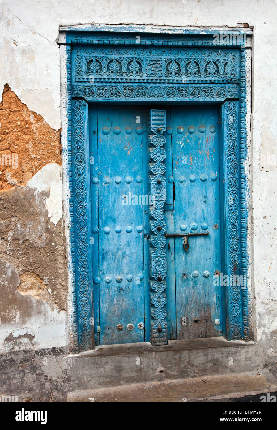 Tanzania, Zanzíbar, Stone Town. Una puerta tallada en madera pintada de una casa en Stone Town. Foto de stock