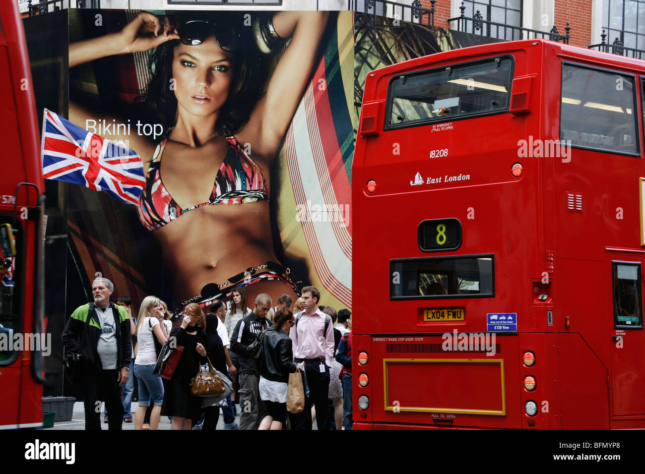 Inglaterra, Londres. Los autobuses de Londres en Oxford Street. Foto de stock