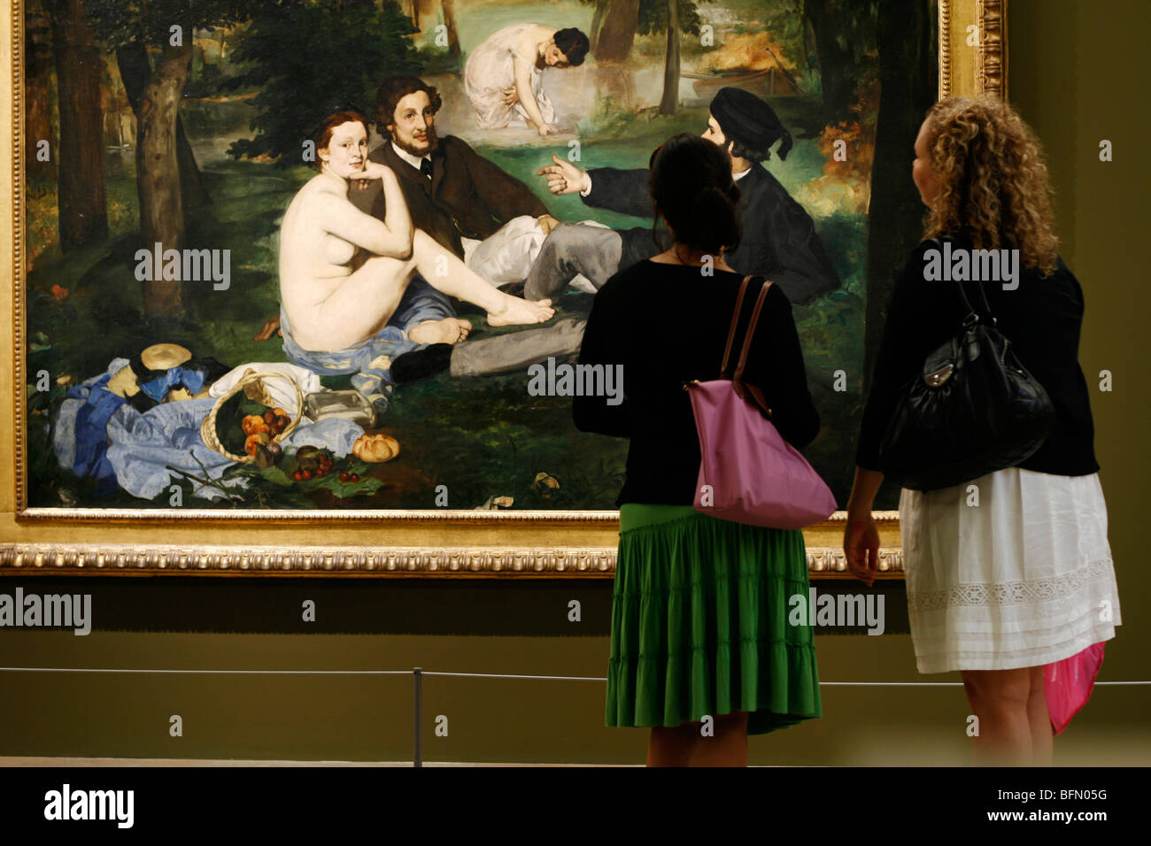 Francia, Paris. La gente admira la pintura de Manet Deujeuner sur l herbe en el Musee d'Orsay en París. Foto de stock