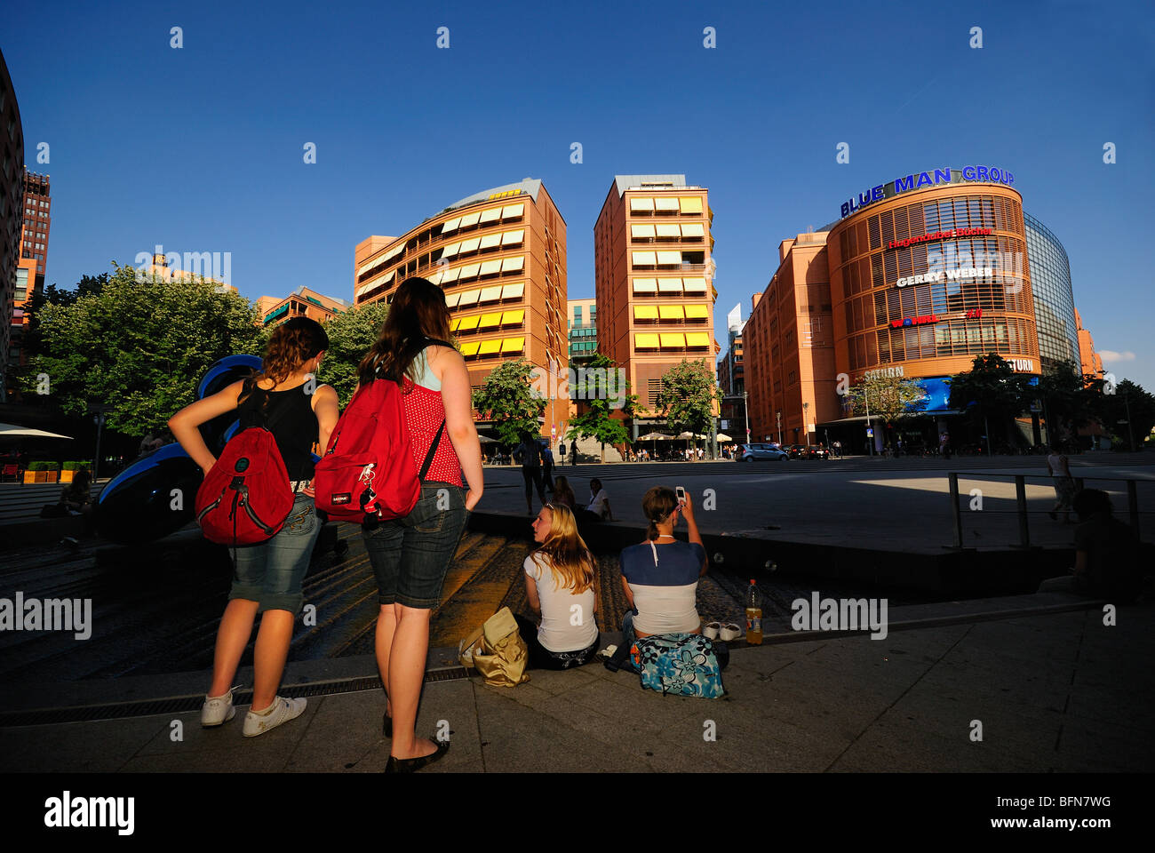 Los adolescentes, Marlene-Dietrich-Platz en frente del teatro musical, el casino y el grupo de teatro Blueman, Potsdamer Platz, de Berln. Foto de stock