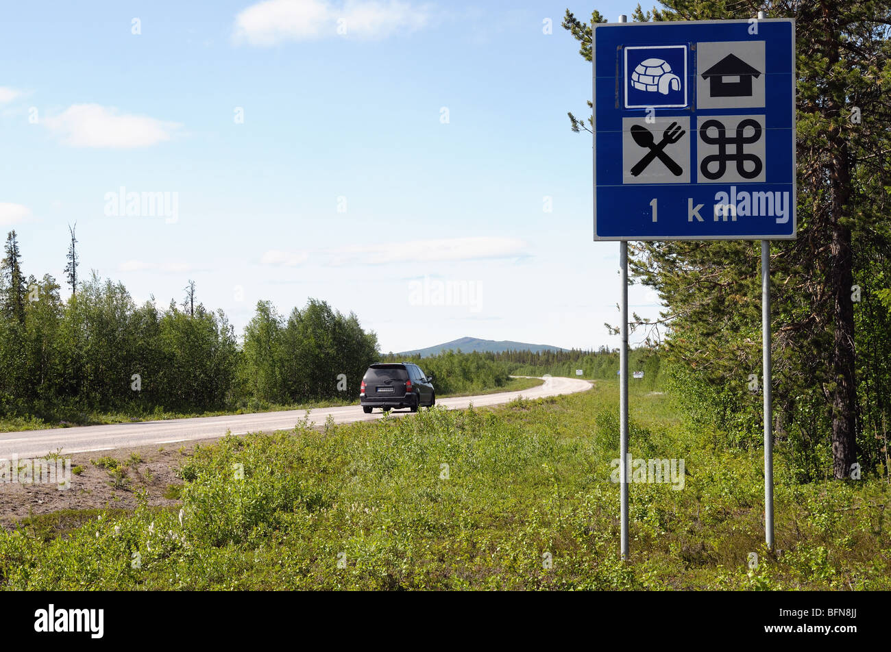 En el camino hacia el icehotel en Jukkasjärvi en Laponia en el norte de Suecia. Foto de stock