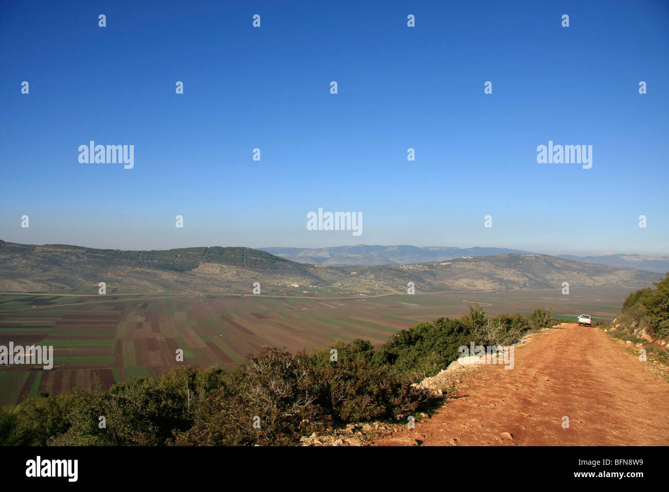 Israel, la Baja Galilea. Turan carretera escénica con vistas a Beit Netofa valle Foto de stock