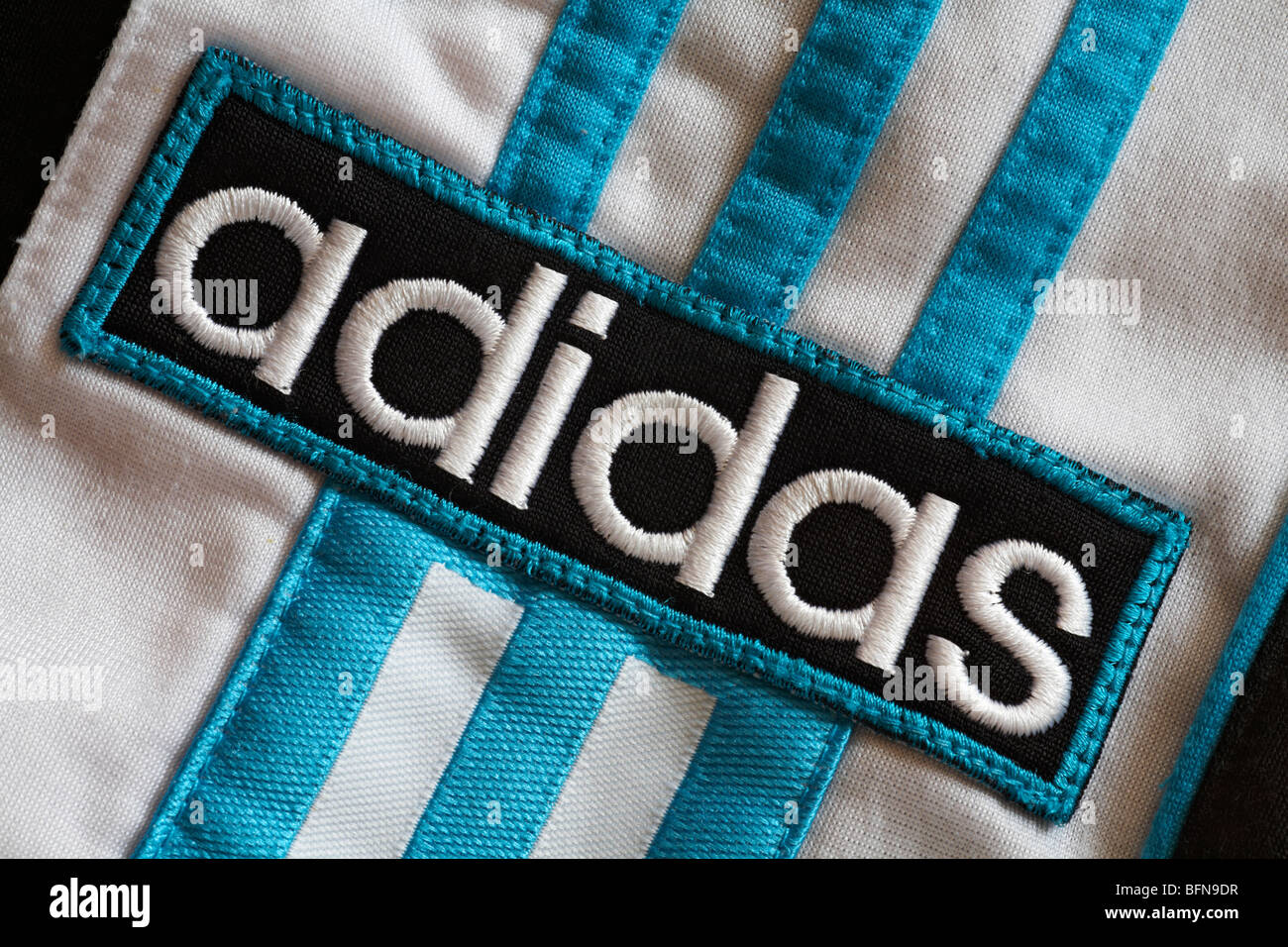 Logotipo de Adidas sobre bases con rayas Fotografía stock -